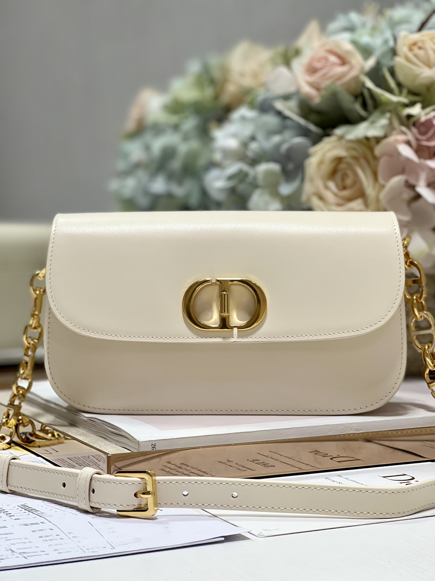 Christian Dior 30 Montaigne Avenue Bag White For Women 9 in/ 22.5cm M9260UMOA_M49U