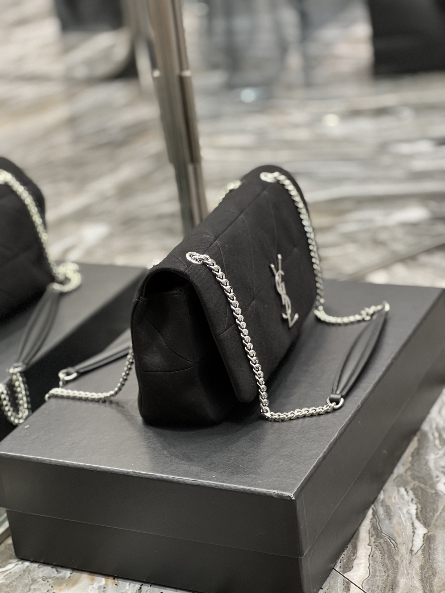 JAMIE MEDIUM CHAIN BAG “CARRÉ RIVE GAUCHE” IN LAMBSKIN AND SUEDE1:1High-quality replica