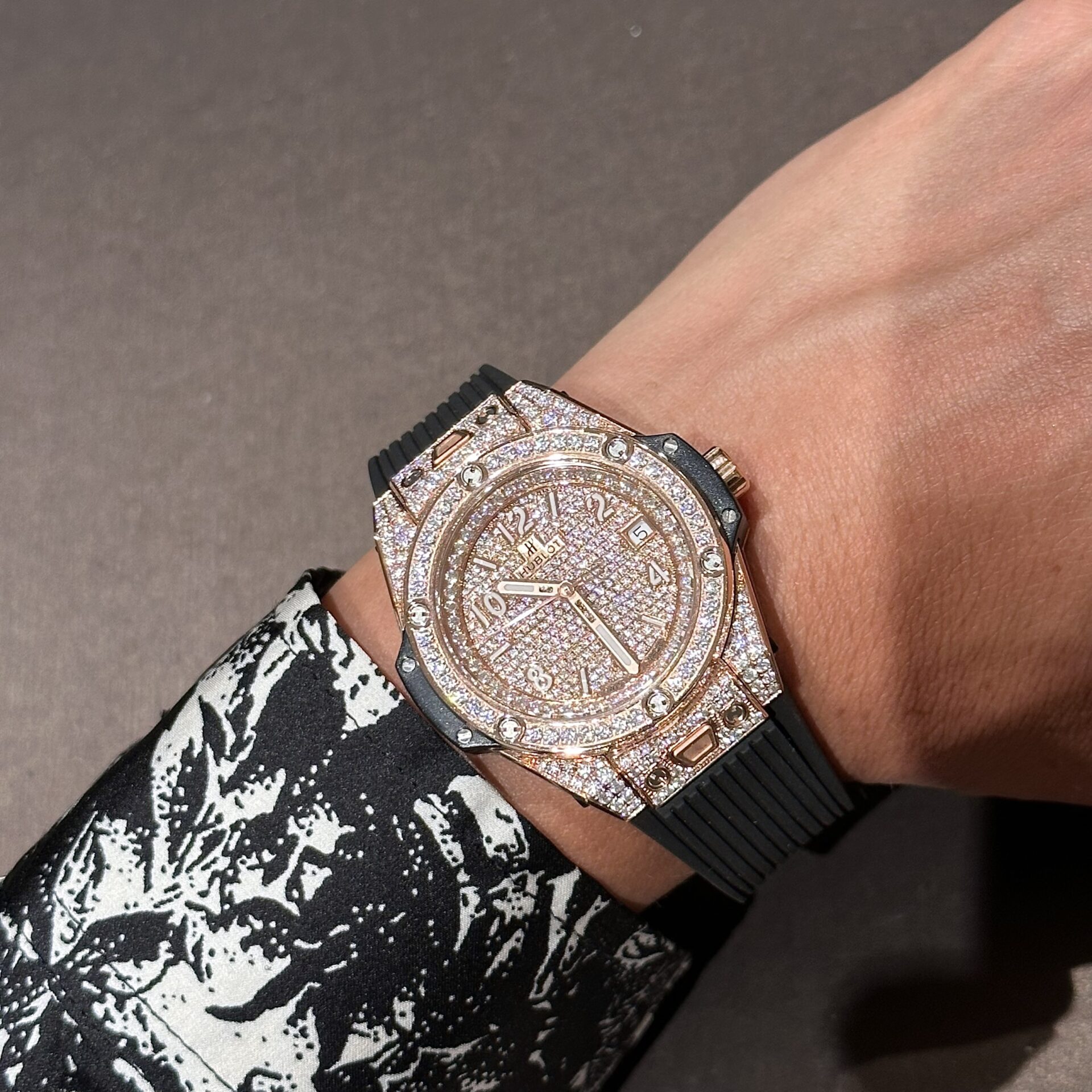 Hublot Replica 1:1 Watch One Click Gold Wrapped With Full Moissanite 39mm - Top club