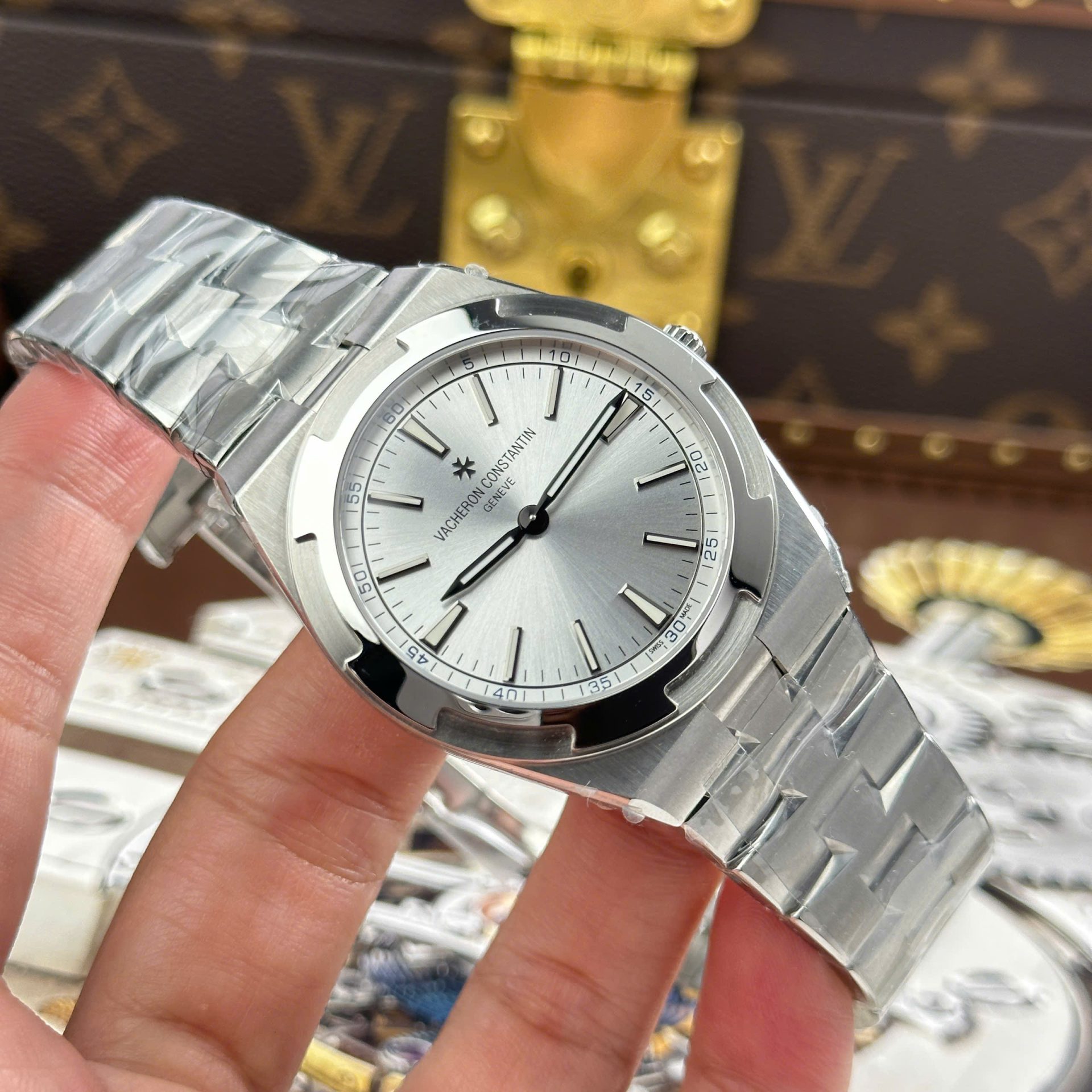 Vacheron Constantin Overseas Ultra-Thin 2000V Knock Off Watches White Dial Metal Wire 8F Factory 40mm - Top club