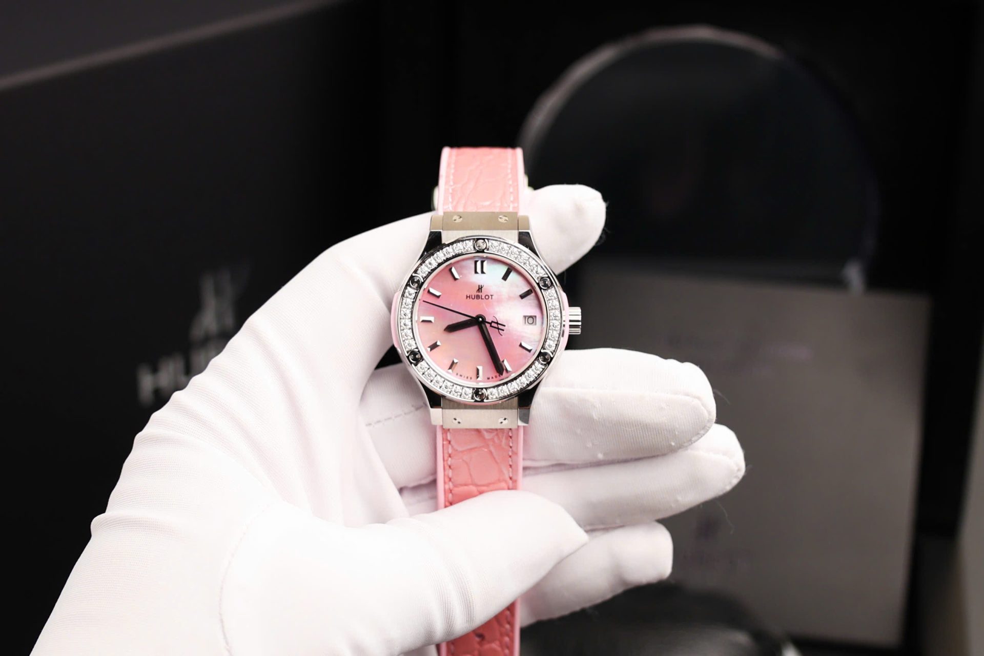 Hublot Classic Fusion Replica Watches Dial Mother Of Pearl Pink + Moissanite Diamonds 33mm - Top club