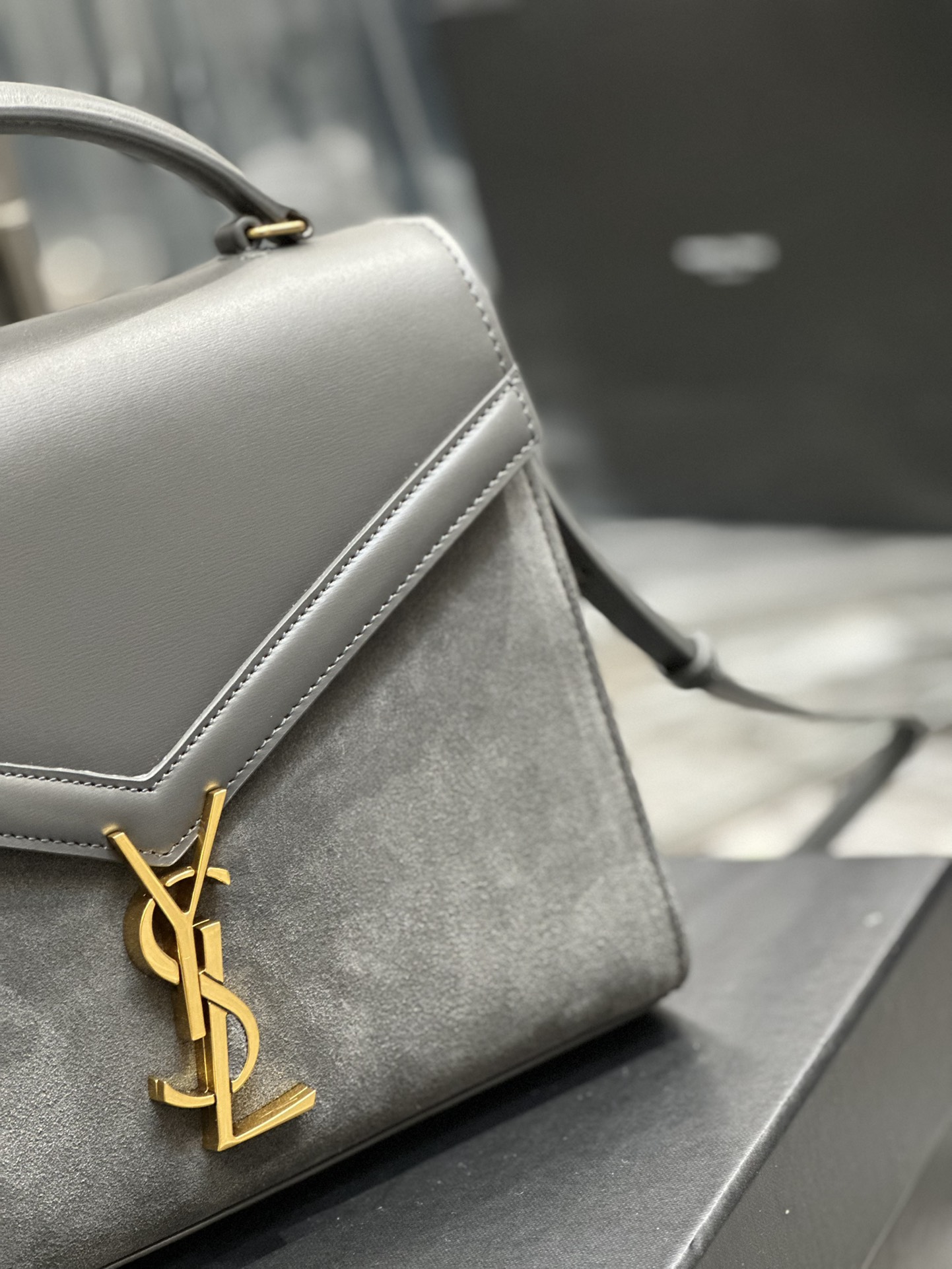 CASSANDRA MEDIUM TOP HANDLE BAG IN GRAIN DE POUDRE EMBOSSED LEATHER1:1High-quality replica