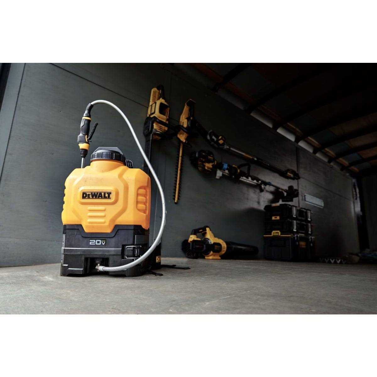 DEWALT Backpack Sprayer, 4 Gallon, 20V MAX Lithium-Ion Powered - 190742 - Image 4 DEWALT Backpack Sprayer, 4 Gallon, 20V MAX Lithium-Ion Powered - 190742 - Image 4