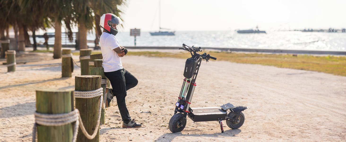 Skuter elektryczny zaparkowany na nabrzeżnej promenadzie, z czarną ramą i wido