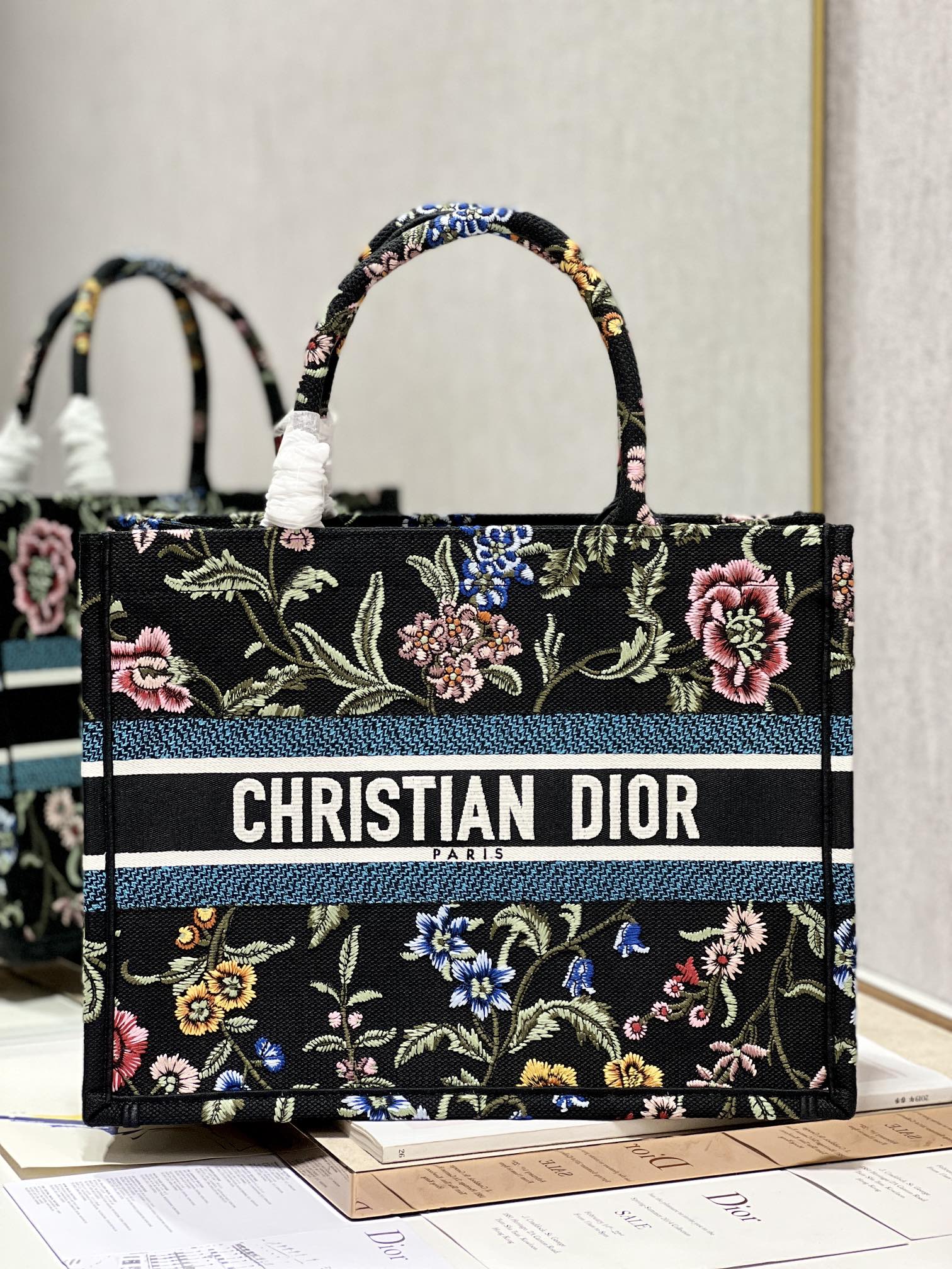 Medium Dior Tote Bag White/Black For Women 14in/ 36cm M1296ZEAU_M933