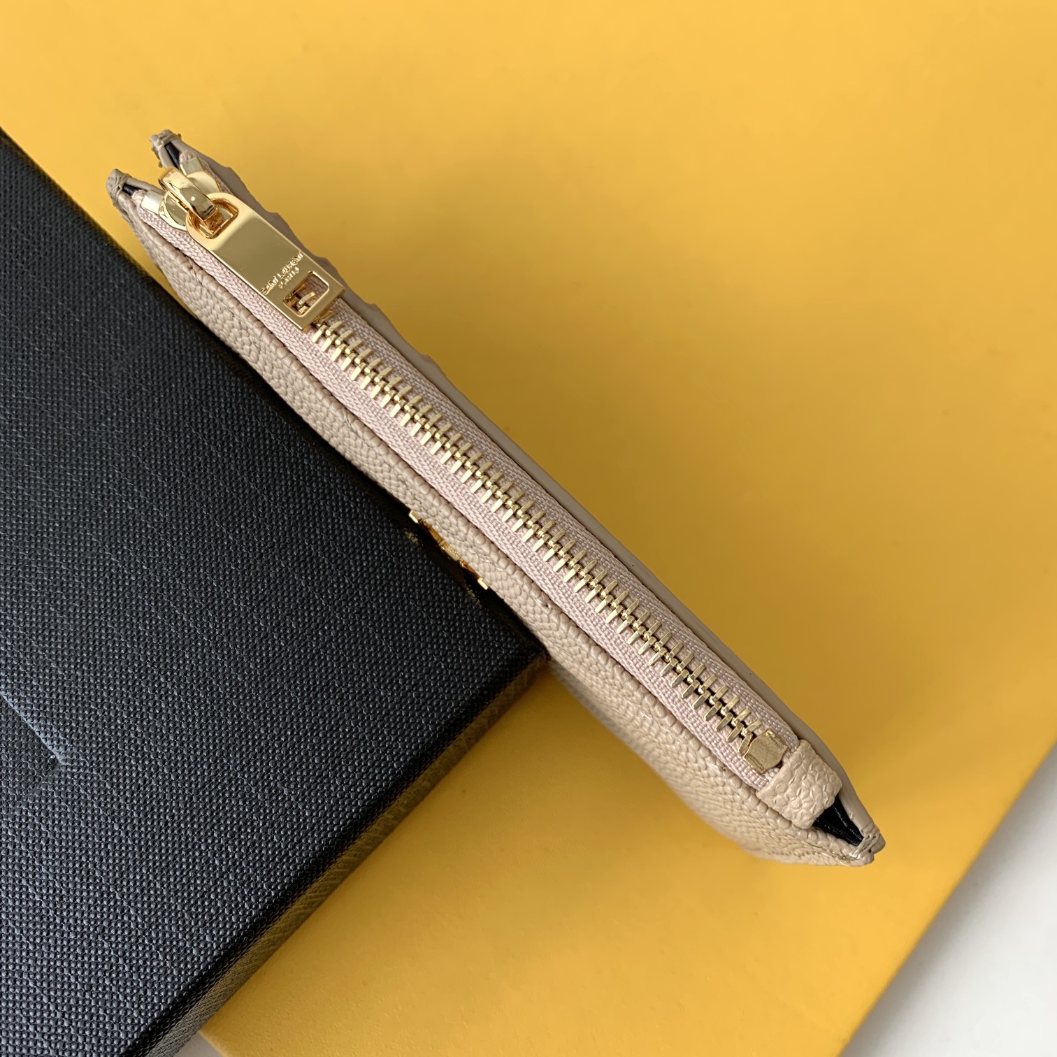CASSANDRE MATELASSÉ ZIPPED FRAGMENTS CARD CASE IN GRAIN DE POUDRE EMBOSSED LEATHER1:1High-quality replica