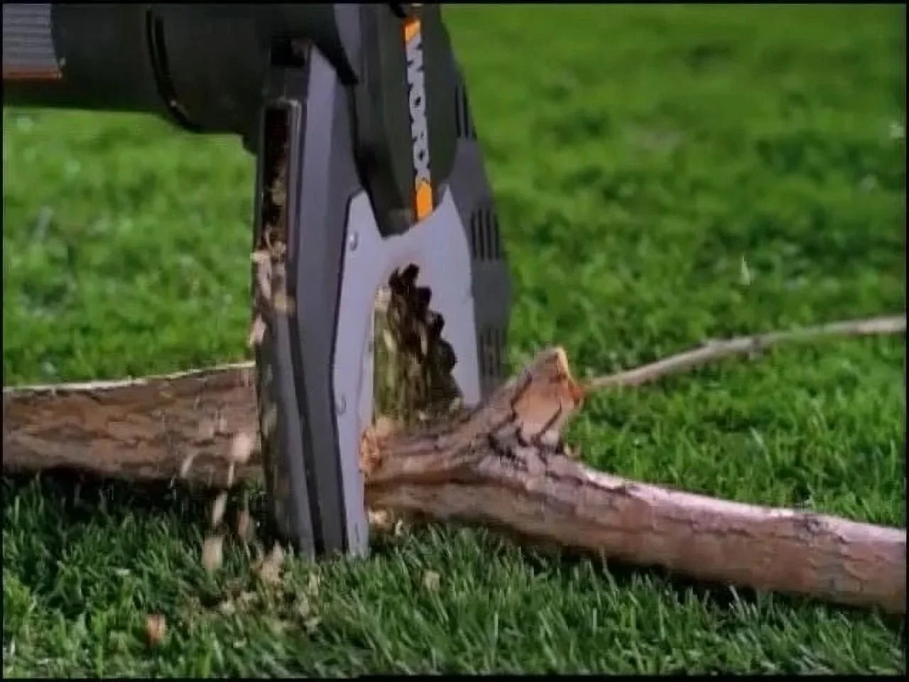 Worx 20V Power Share JawSaw Cordless Chainsaw With 2.0Ah Battery And 0.4A Charger - WG320 - Image 3 Worx 20V Power Share JawSaw Cordless Chainsaw With 2.0Ah Battery And 0.4A Charger - WG320 - Image 3