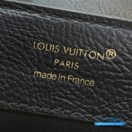 Black Ostrich Leather Mini Handbag with Pearl Chain Detail1:1High-quality replica