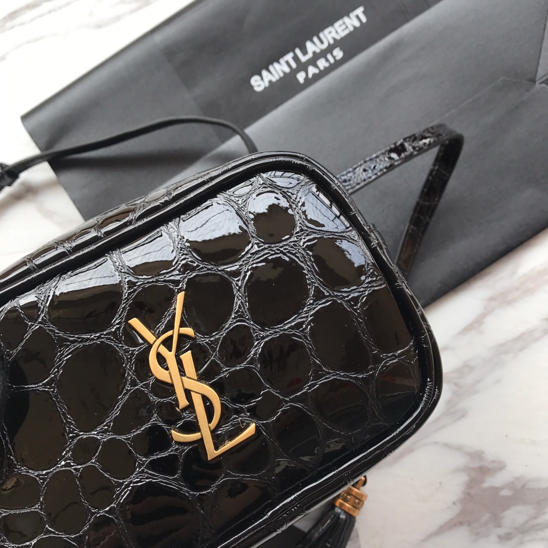 MONOGRAM CHAIN WALLET IN CROCODILE EMBOSSED SHINY LEATHER1:1High-quality replica
