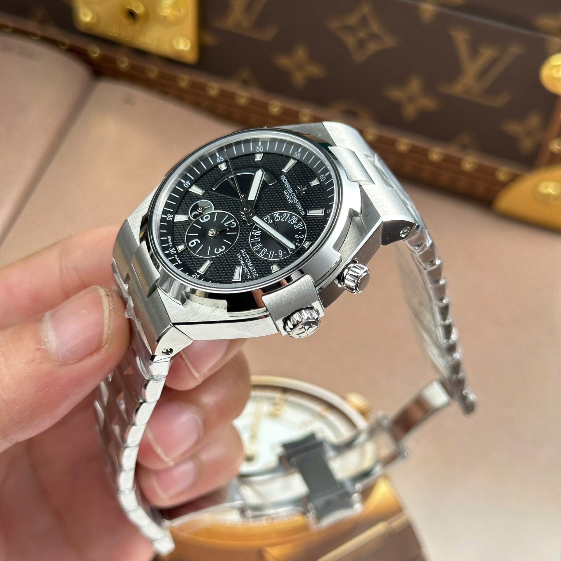 Vacheron Constantin Luxury Fake Watches Overseas Dual Time 47450 Black Dial Metal Wire 9F Factory 42mm - Top club