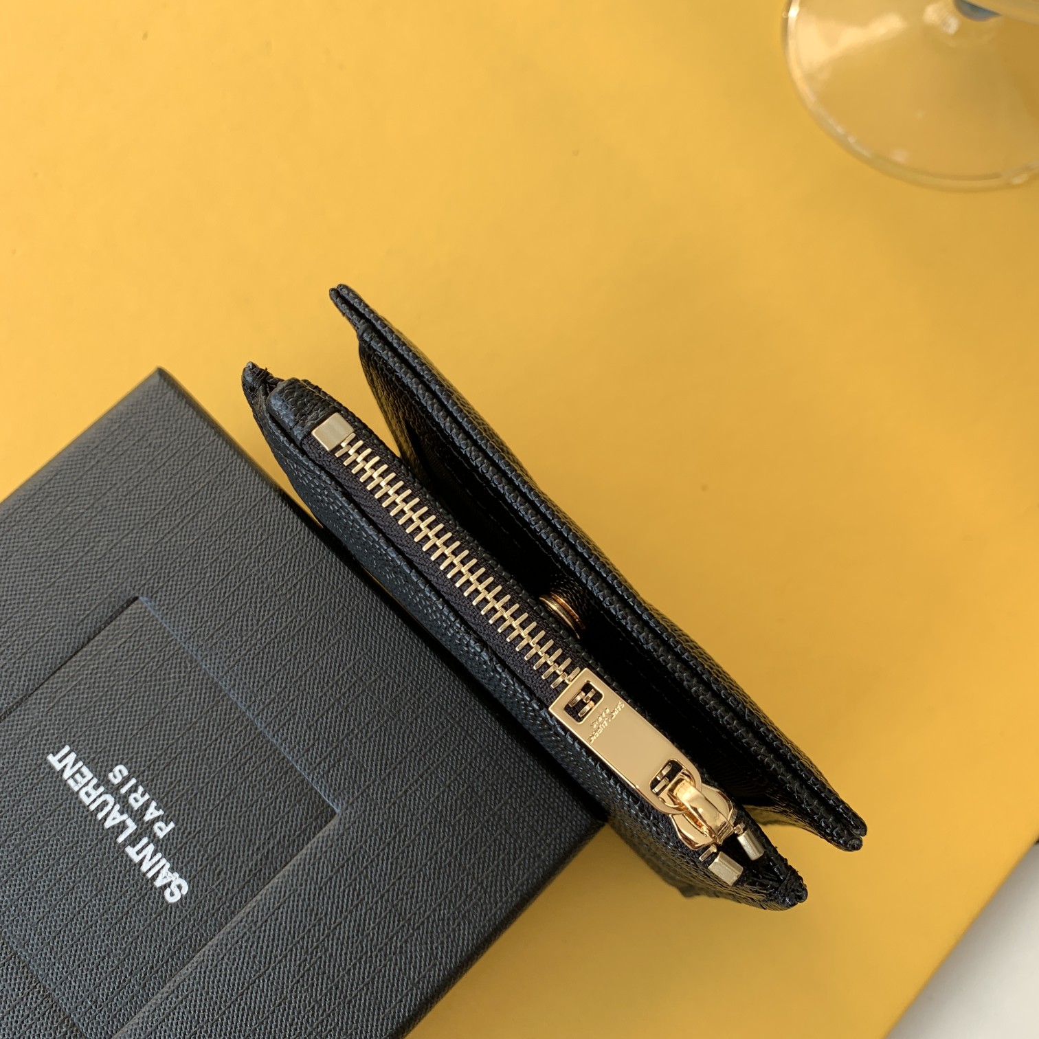 CASSANDRE MATELASSÉ FLAP CARD CASE IN GRAIN DE POUDRE EMBOSSED LEATHER1:1High-quality replica