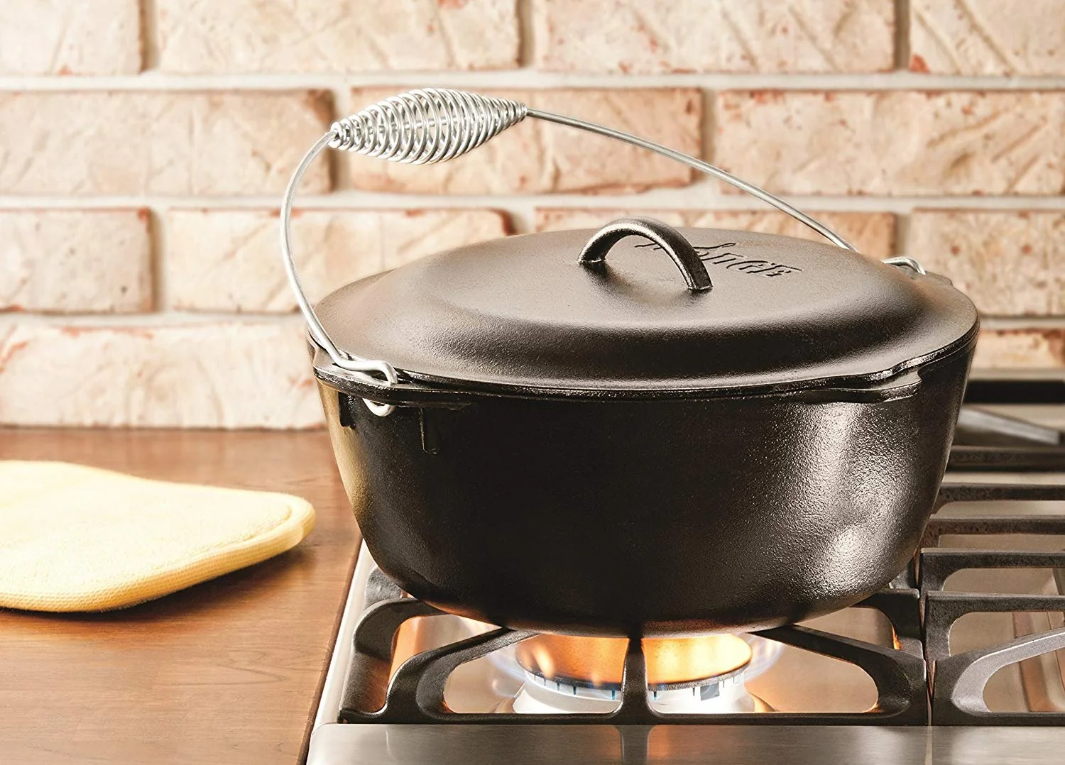 Lodge L10DO3 Cast Iron Dutch Oven with Iron Cover, Pre-Seasoned, 7-Quart