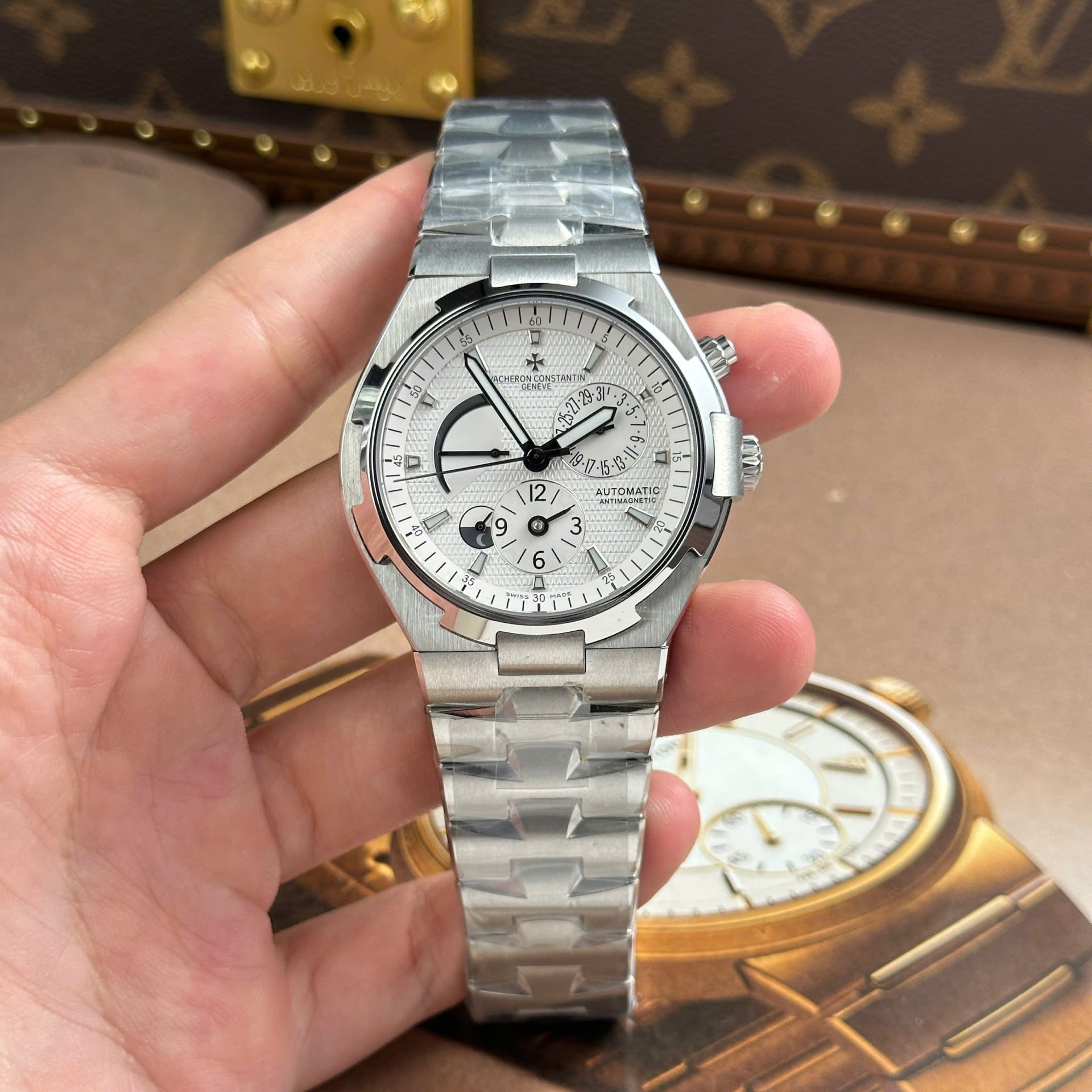 Vacheron Constantin Luxury Imitation Watches Overseas Dual Time 47450 White Dial Metal Wire 9F Factory 42mm - Top club