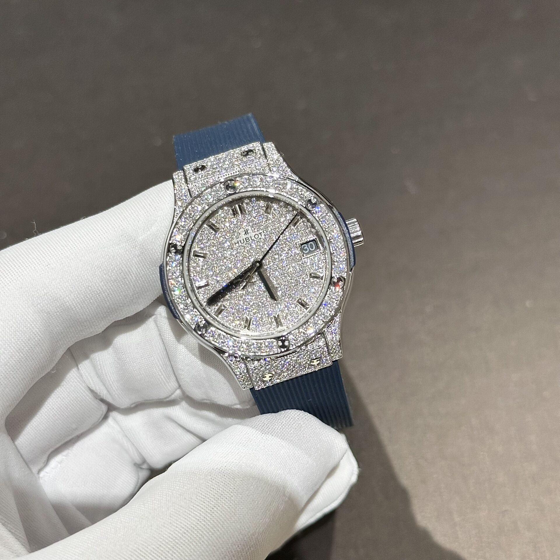 Hublot Classic Fusion Replica Watch Blue Rubber Strap Moissanite Diamond 33mm - Top club