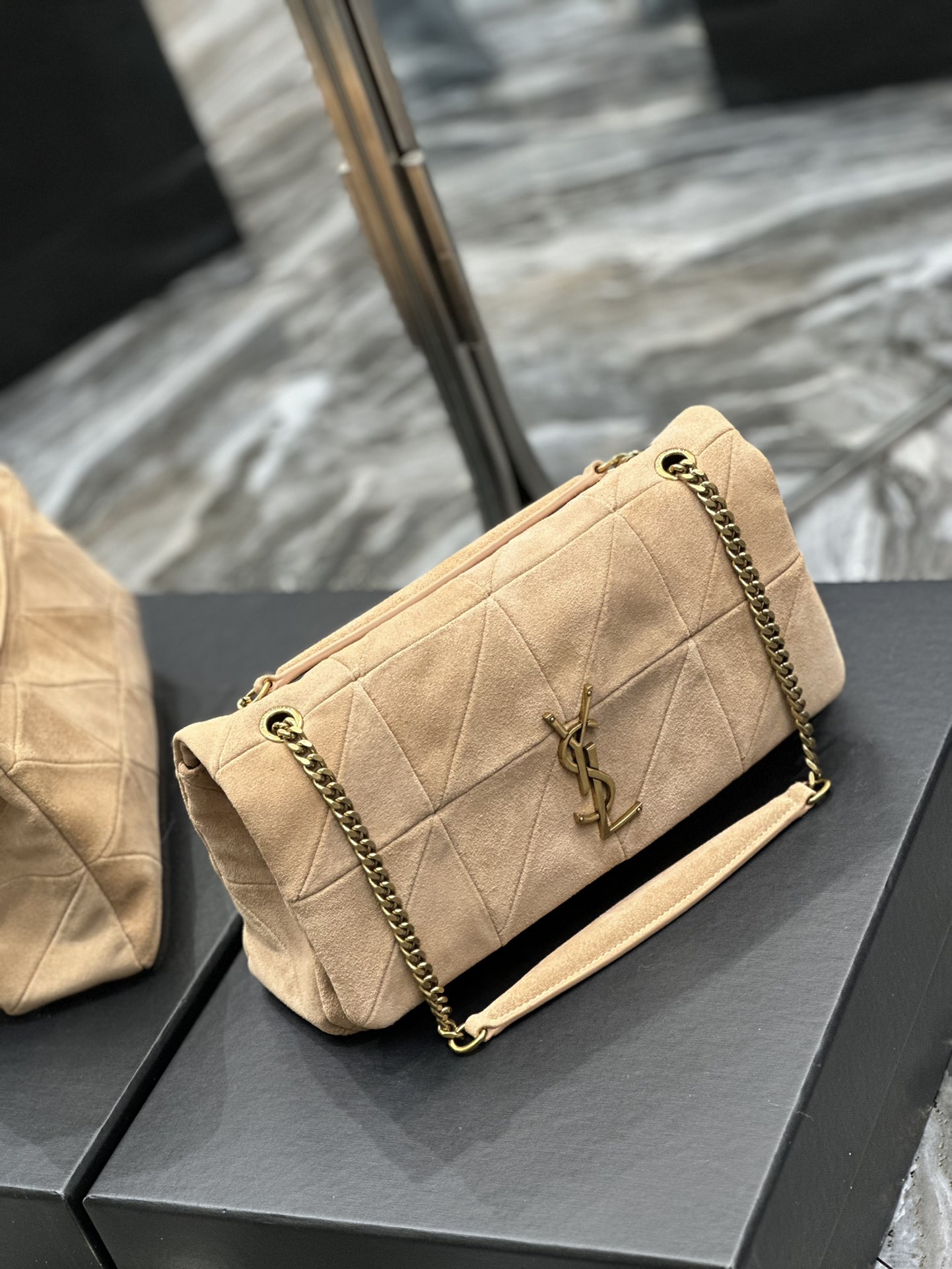 JAMIE MEDIUM CHAIN BAG “CARRÉ RIVE GAUCHE” IN LAMBSKIN AND SUEDE1:1High-quality replica