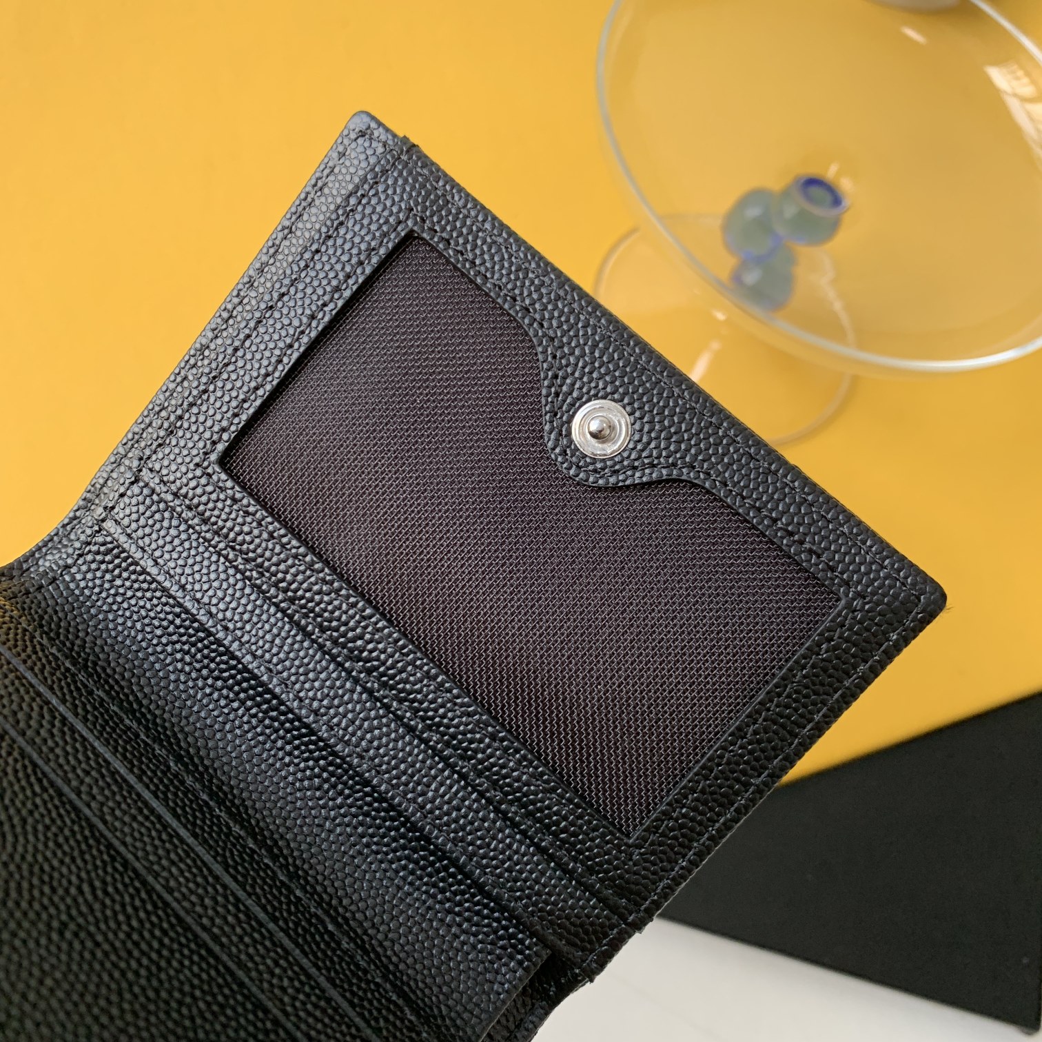 CASSANDRE MATELASSÉ FLAP CARD CASE IN GRAIN DE POUDRE EMBOSSED LEATHER1:1High-quality replica