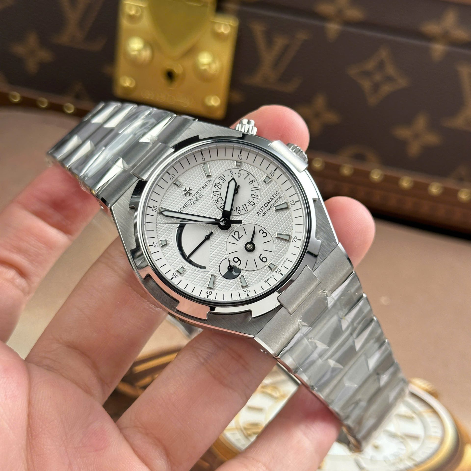 Vacheron Constantin Luxury Imitation Watches Overseas Dual Time 47450 White Dial Metal Wire 9F Factory 42mm - Elite Watch Atelier