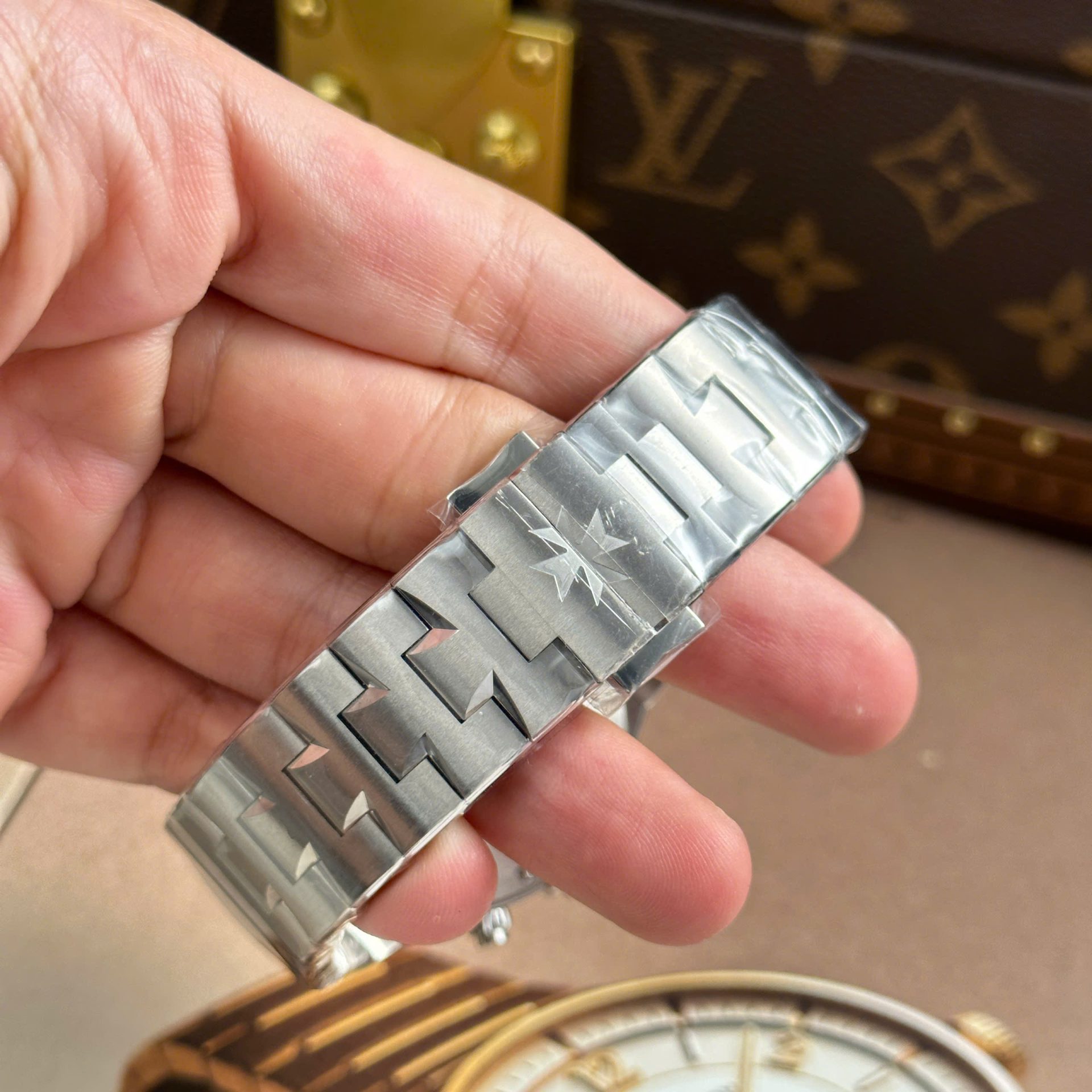 Vacheron Constantin Luxury Imitation Watches Overseas Dual Time 47450 White Dial Metal Wire 9F Factory 42mm - Top club