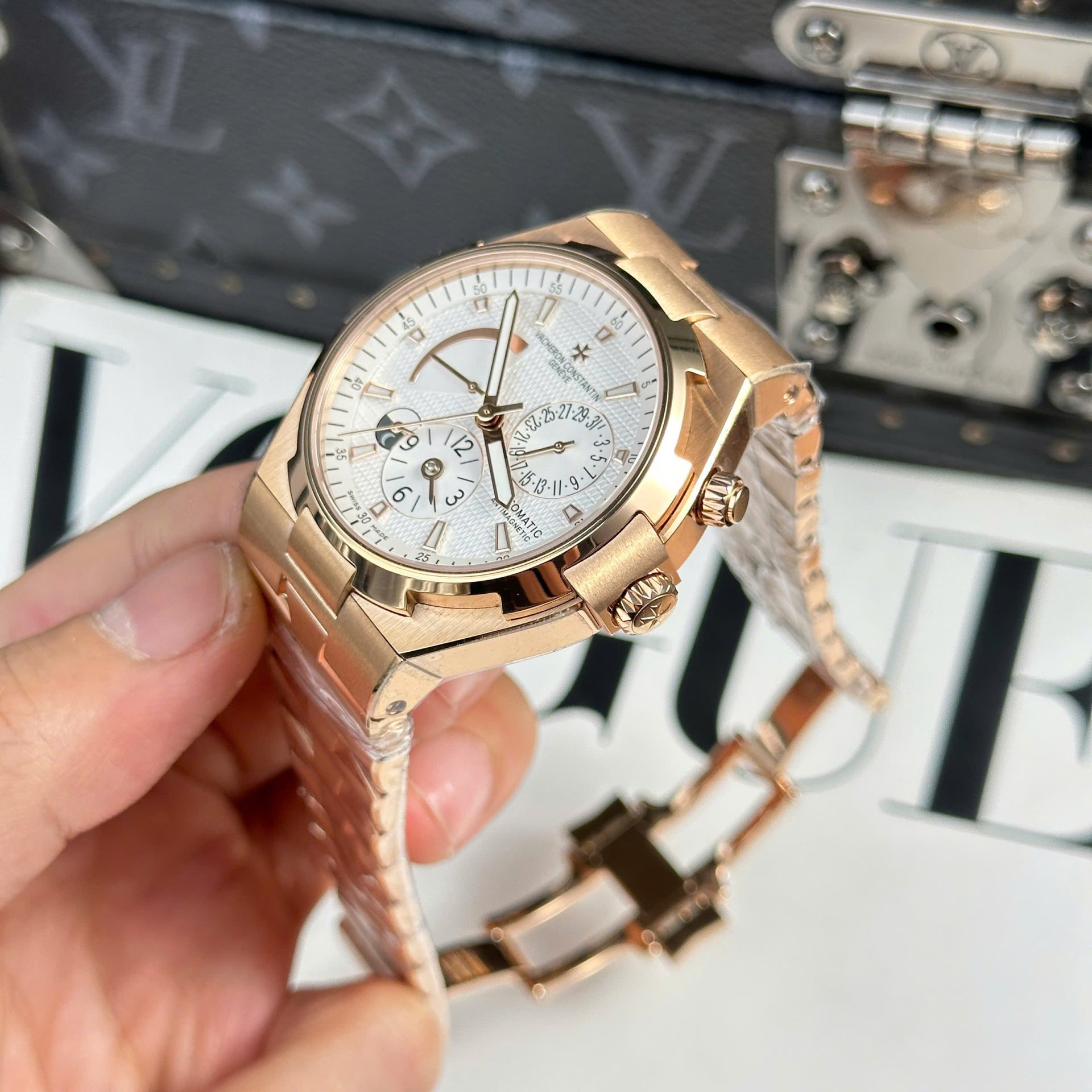 Vacheron Constantin Fake Watch Overseas Dual Time 47450 White Dial 9F Factory 42mm - Top club