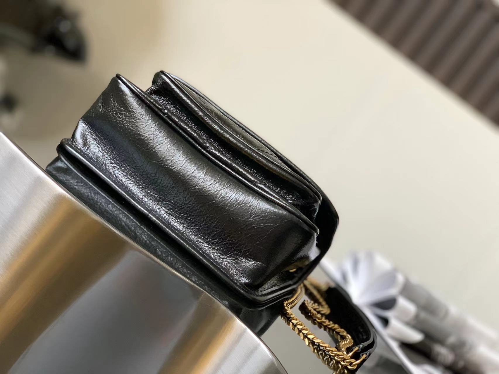 NIKI MEDIUM CHAIN BAG IN CRINKLED VINTAGE LEATHER1:1High-quality replica