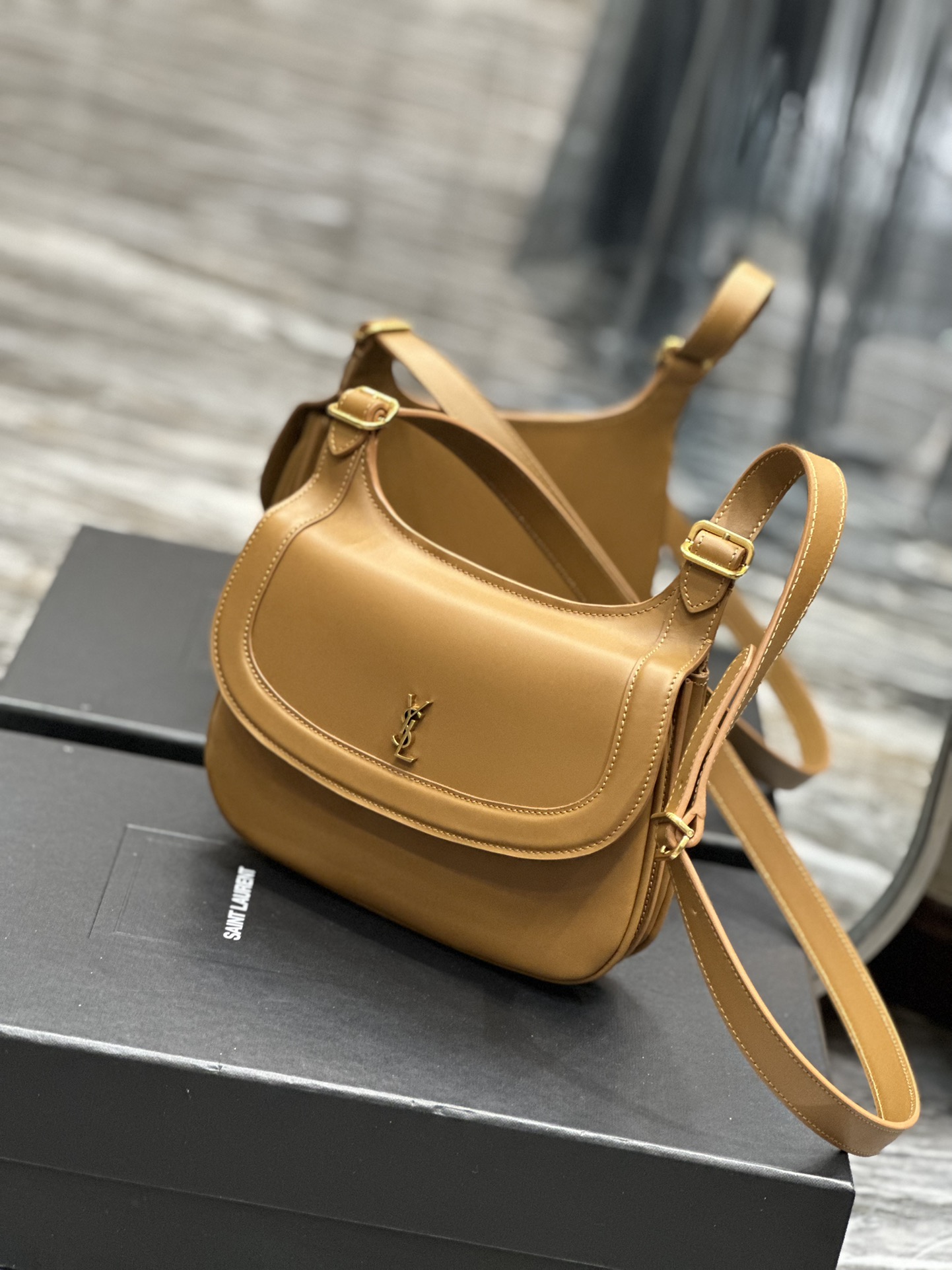 CHARLIE MEDIUM SHOULDER BAG IN SMOOTH LEATHER