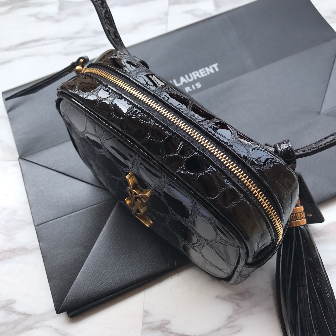 MONOGRAM CHAIN WALLET IN CROCODILE EMBOSSED SHINY LEATHER1:1High-quality replica