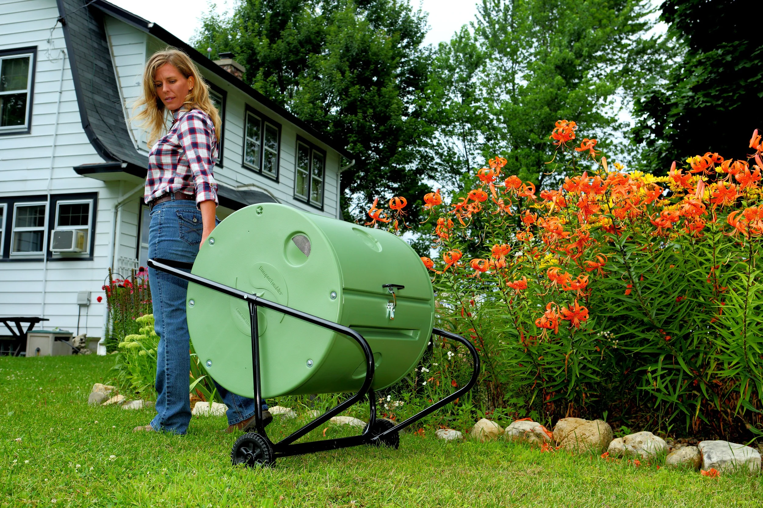 Mantis Back Porch ComposTumbler 37 gal Black Metal Freestanding Composting Bin with Air Vents