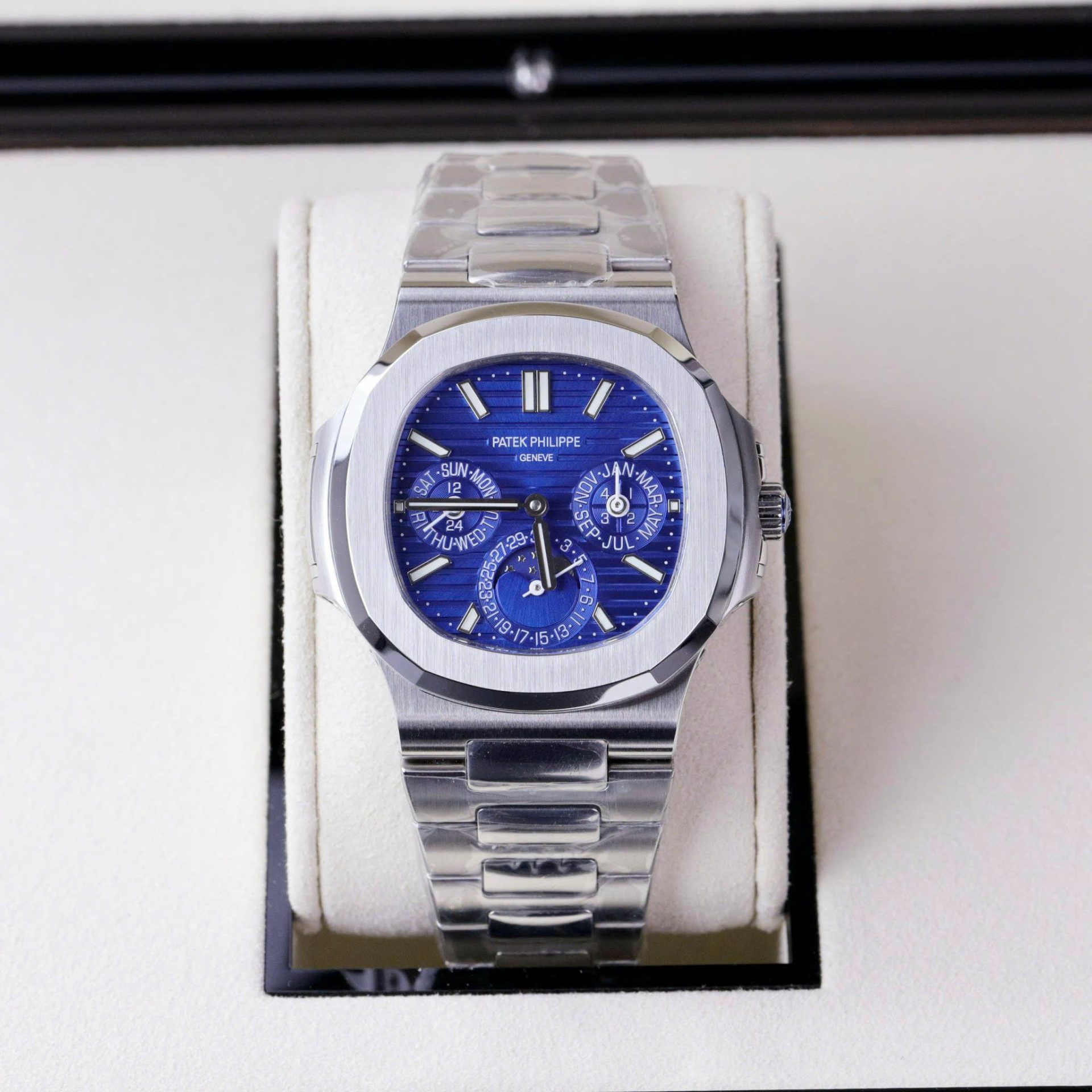 Patek Philippe Nautilus 5740 Copies Watch Men Blue Dial Metal Wire 40mm - Top club