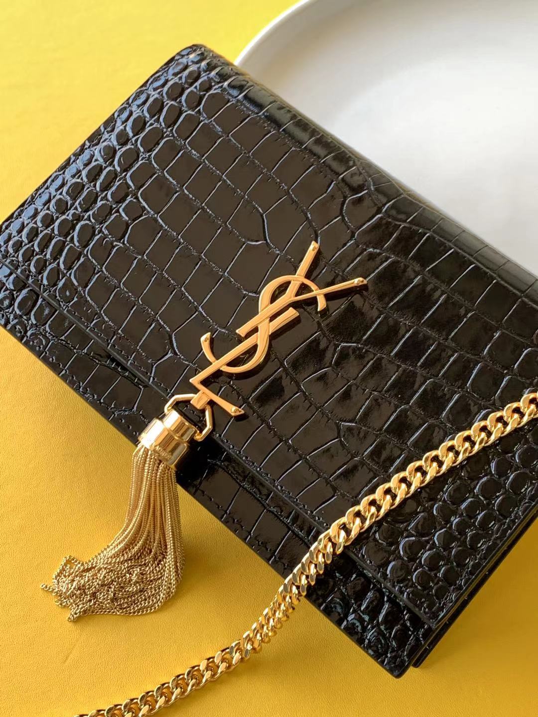 KATE CHAIN WALLET WITH TASSEL IN GRAIN DE POUDRE EMBOSSED LEATHER1:1High-quality replica