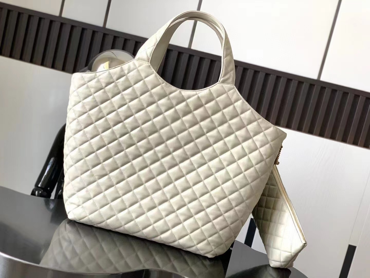 ICARE MAXI SHOPPING BAG IN QUILTED LAMBSKIN – White1:1High-quality replica