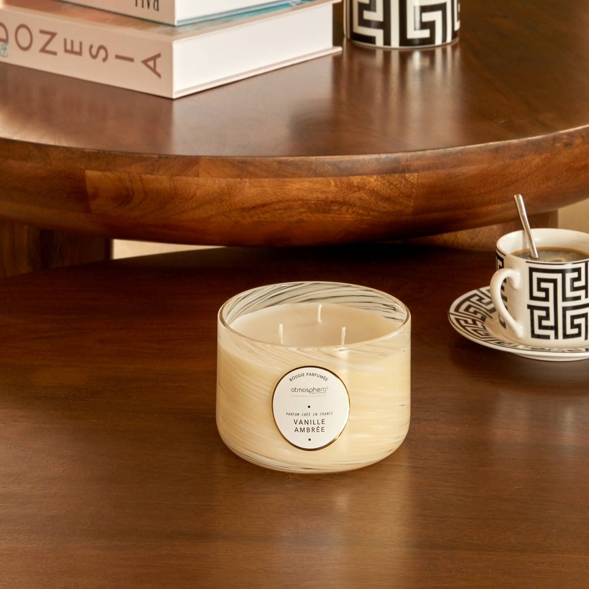 Scented Candle Round "Wavy" Woody fragrance, gourmet scent, Amber vanilla, 540g