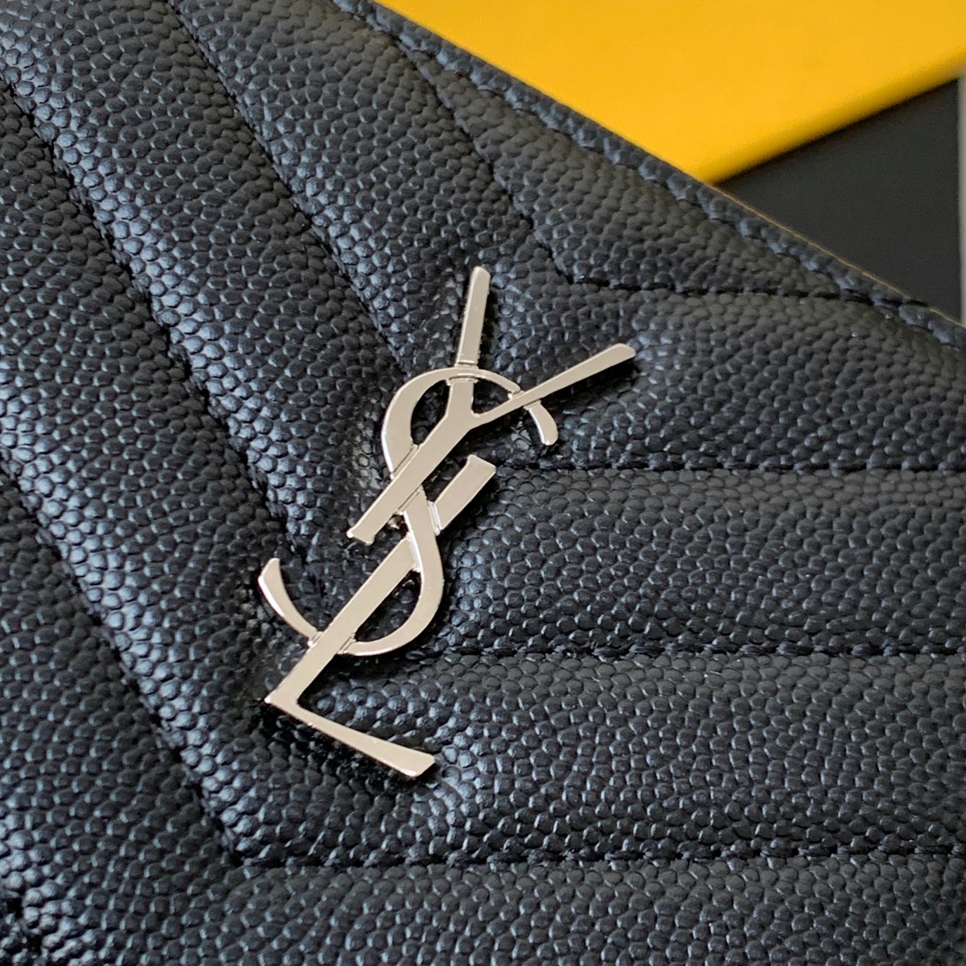 CASSANDRE MATELASSÉ FLAP CARD CASE IN GRAIN DE POUDRE EMBOSSED LEATHER1:1High-quality replica