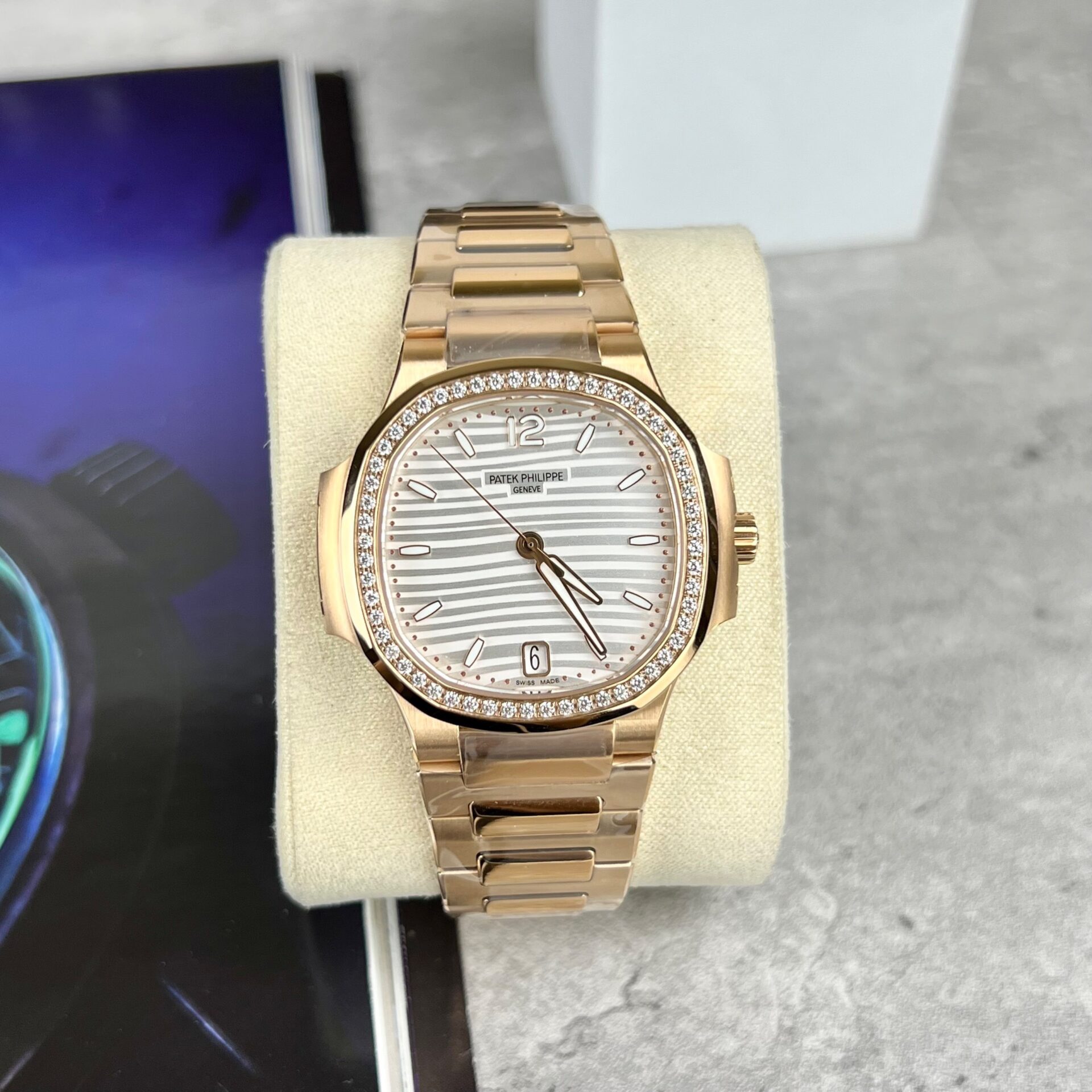 Patek Philippe Nautilus 7118 Replica Watch With Diamonds Bezel 3K Factory 35.2mm - Top club