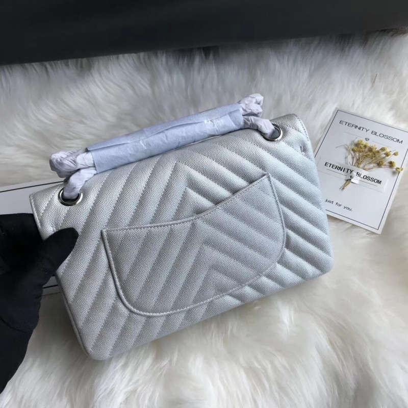 Replica Chanel Chevron Caviar Calfskin Classic Flap Bag A011121:1High-quality replica
