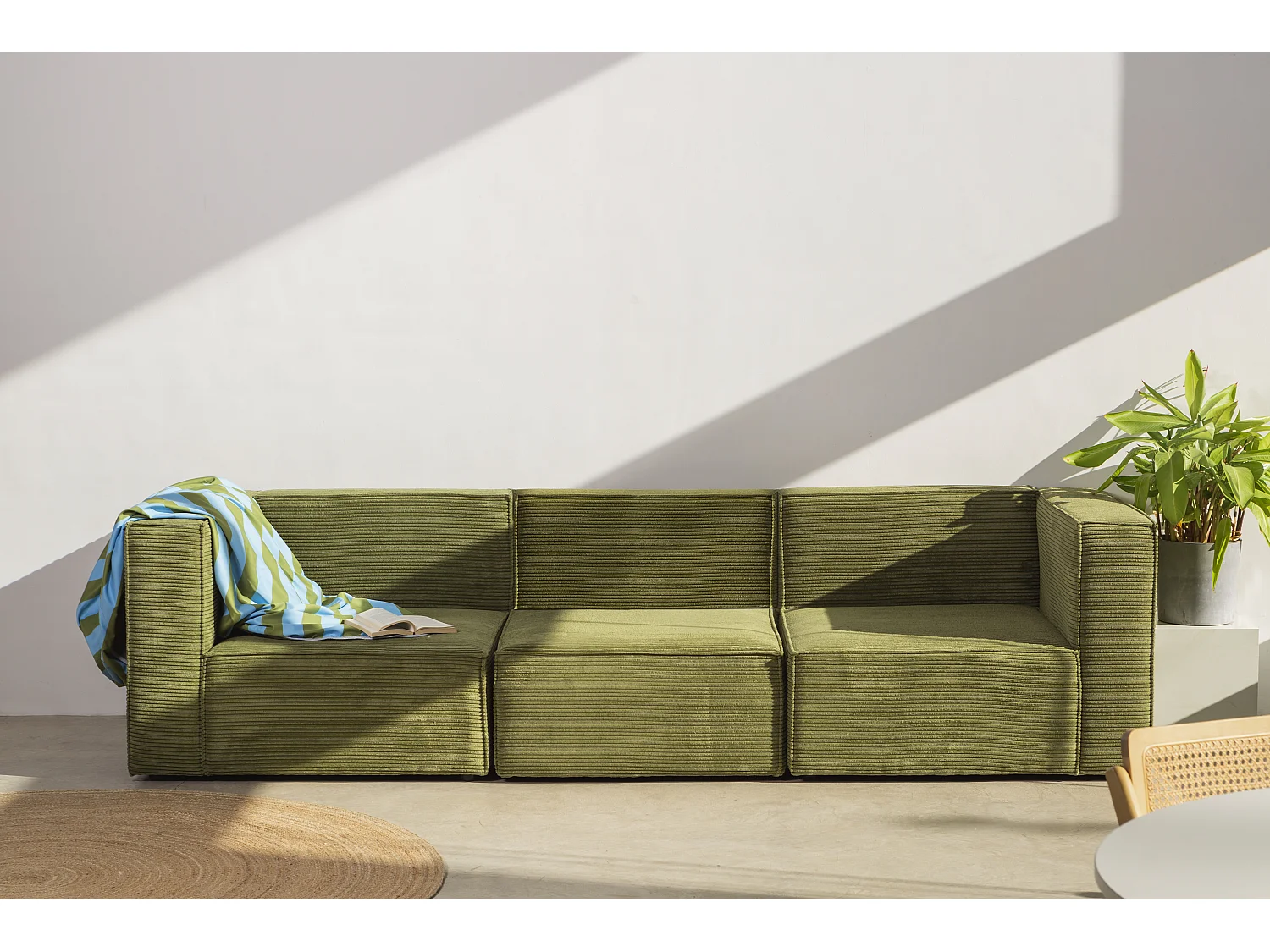 Canapé 4 places avec chaiselongue en velours côtelé vert