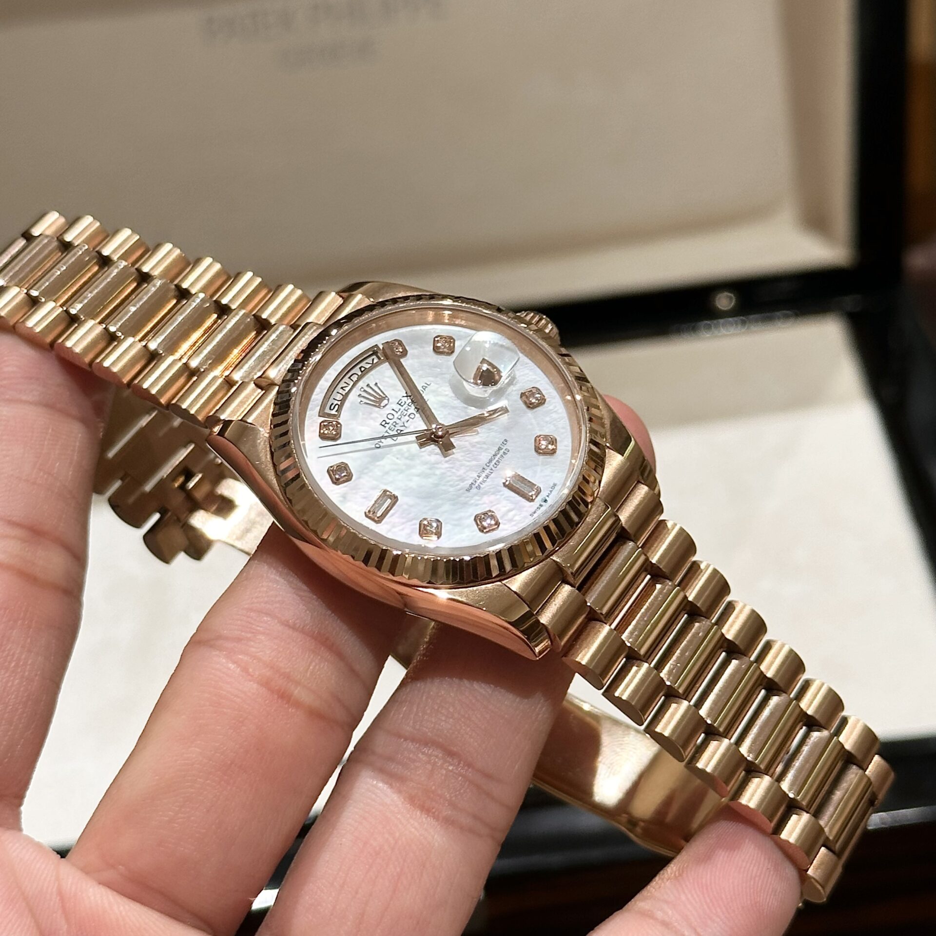 Rolex Day-Date Mother of Pearl Replica Watch Rose Gold EW Factory 36mm - Top club