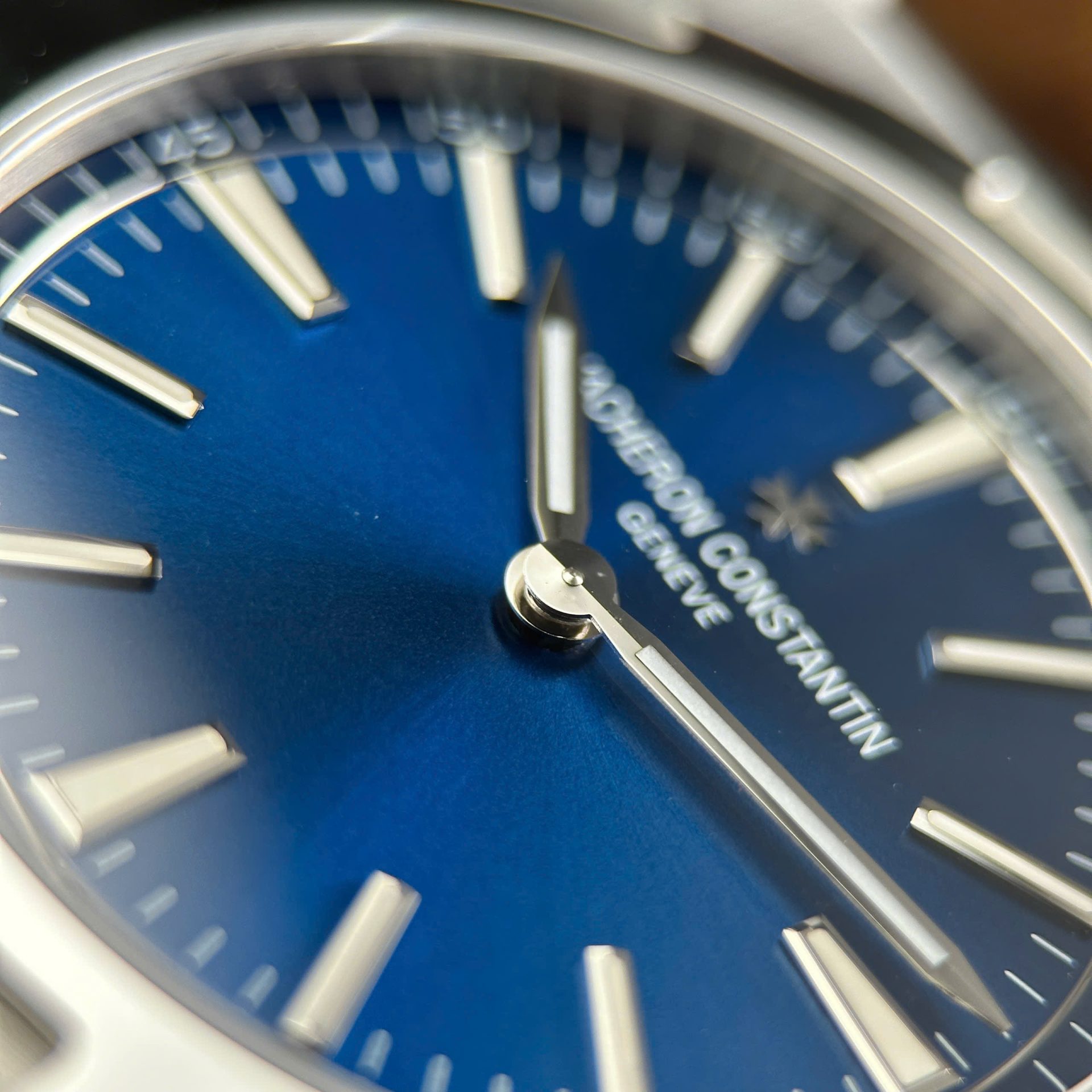 Vacheron Constantin Overseas Ultra-Thin 2000V Luxury Fake Watches Blue Dial Metal Wire 8F Factory 40mm - Top club