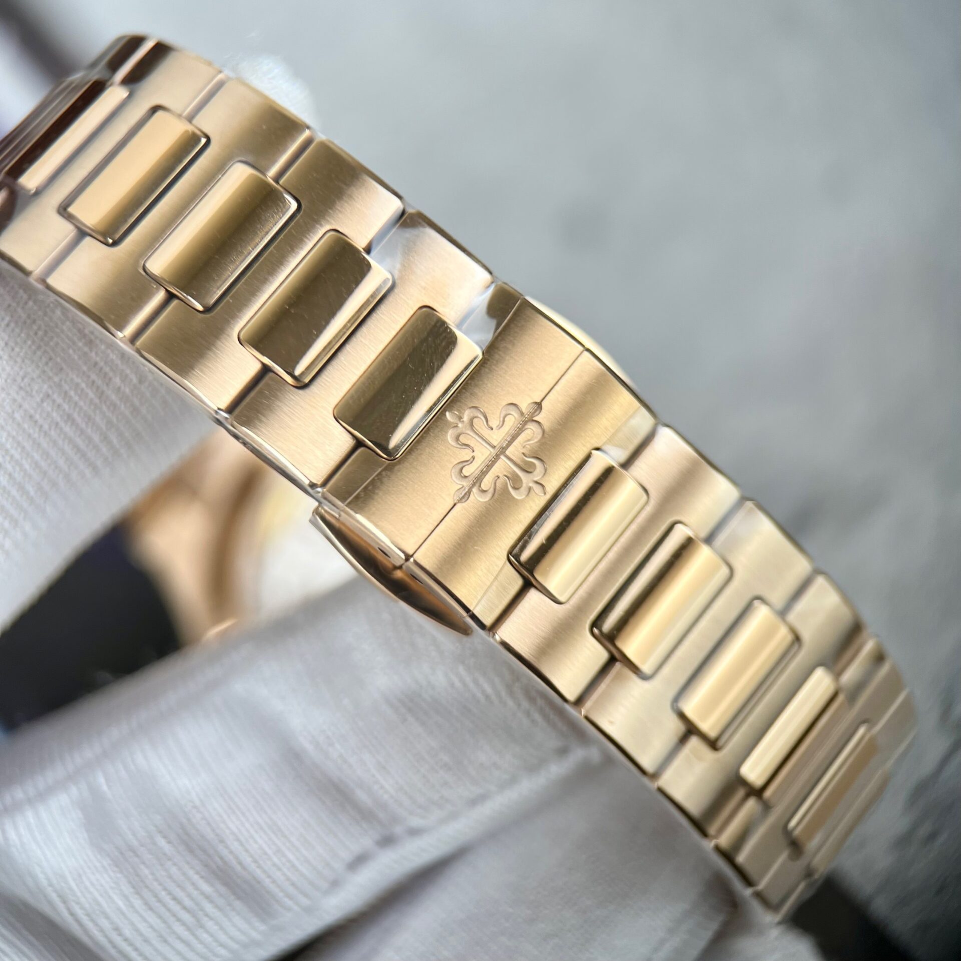 Patek Philippe Nautilus 7118 Replica Watch With Diamonds Bezel 3K Factory 35.2mm - Top club