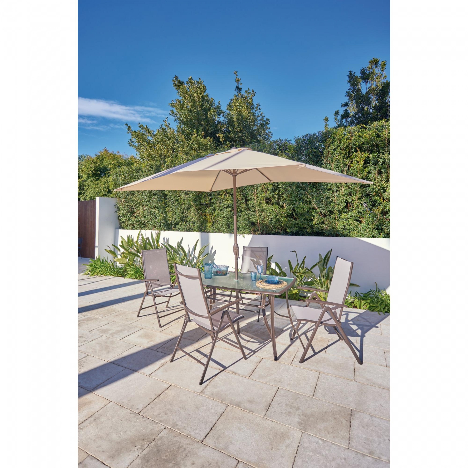 Conjunto de Jardín de Acero Mesa + 4 Sillones + 1 Parasol, Málaga
