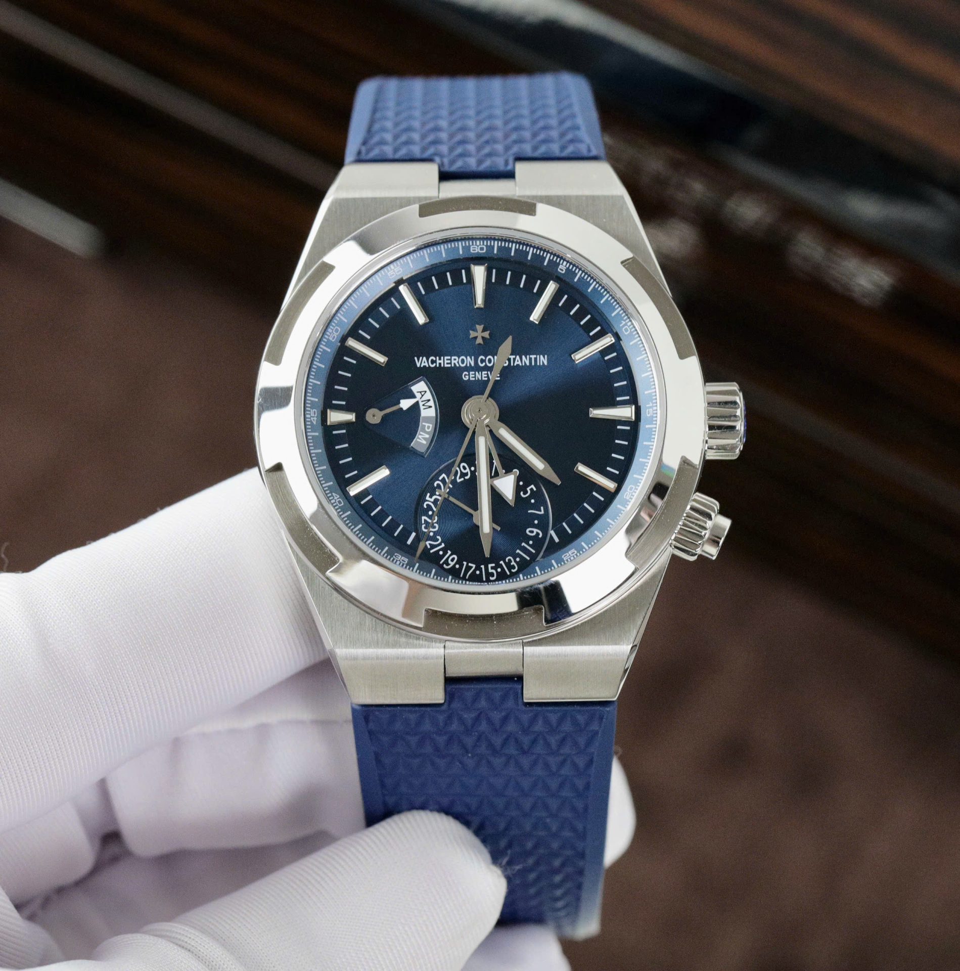 Vacheron Constantin Replica Watch Overseas Dual Time 7900V Blue PZ Factory 41mm - Elite Watch Atelier