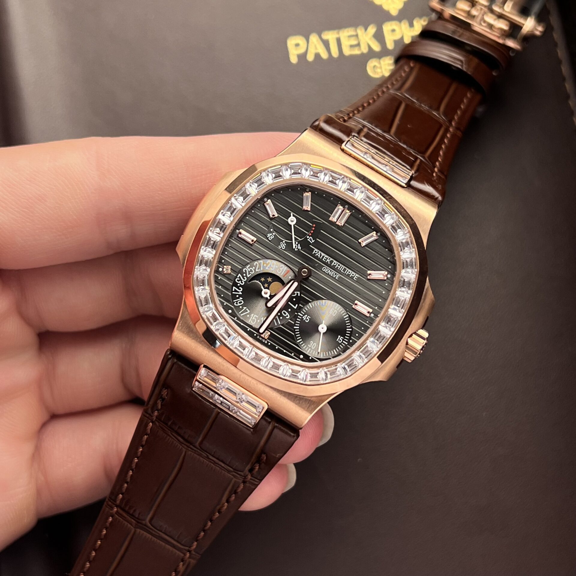 Patek Philippe Nautilus 5724R Replica Watch Gray Dial Factory GR 40mm - Top club