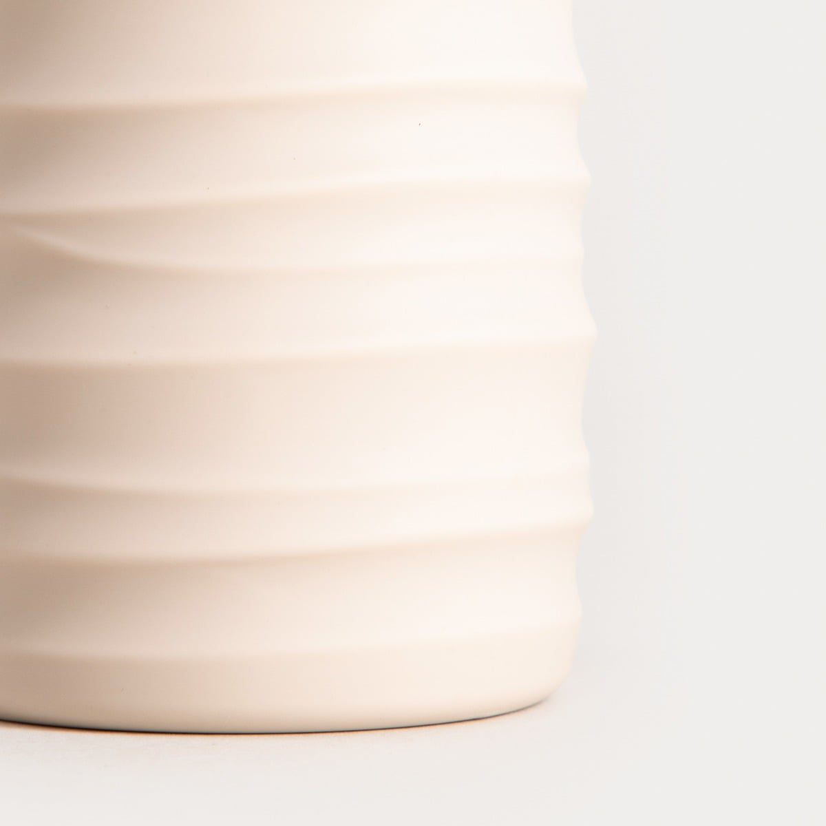 Dozownik TORUS z tłoczeniem biały 8,2x8,2x17 cm