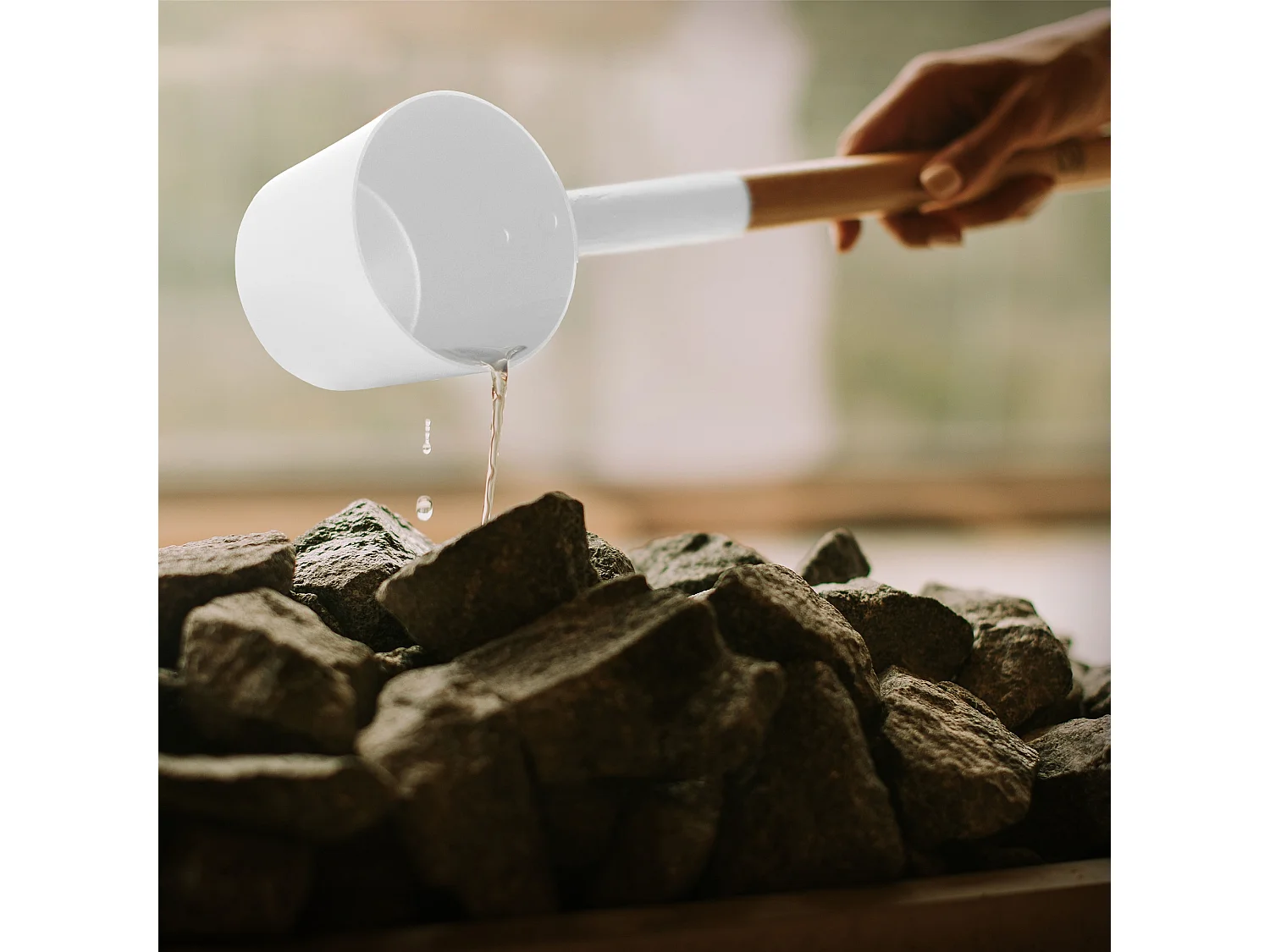 Lot de 2 accessoires pour sauna blanc en aluminium et bambou seau d'arrosage avec poignée pliable 6 litres et louche assortie équipement résistant