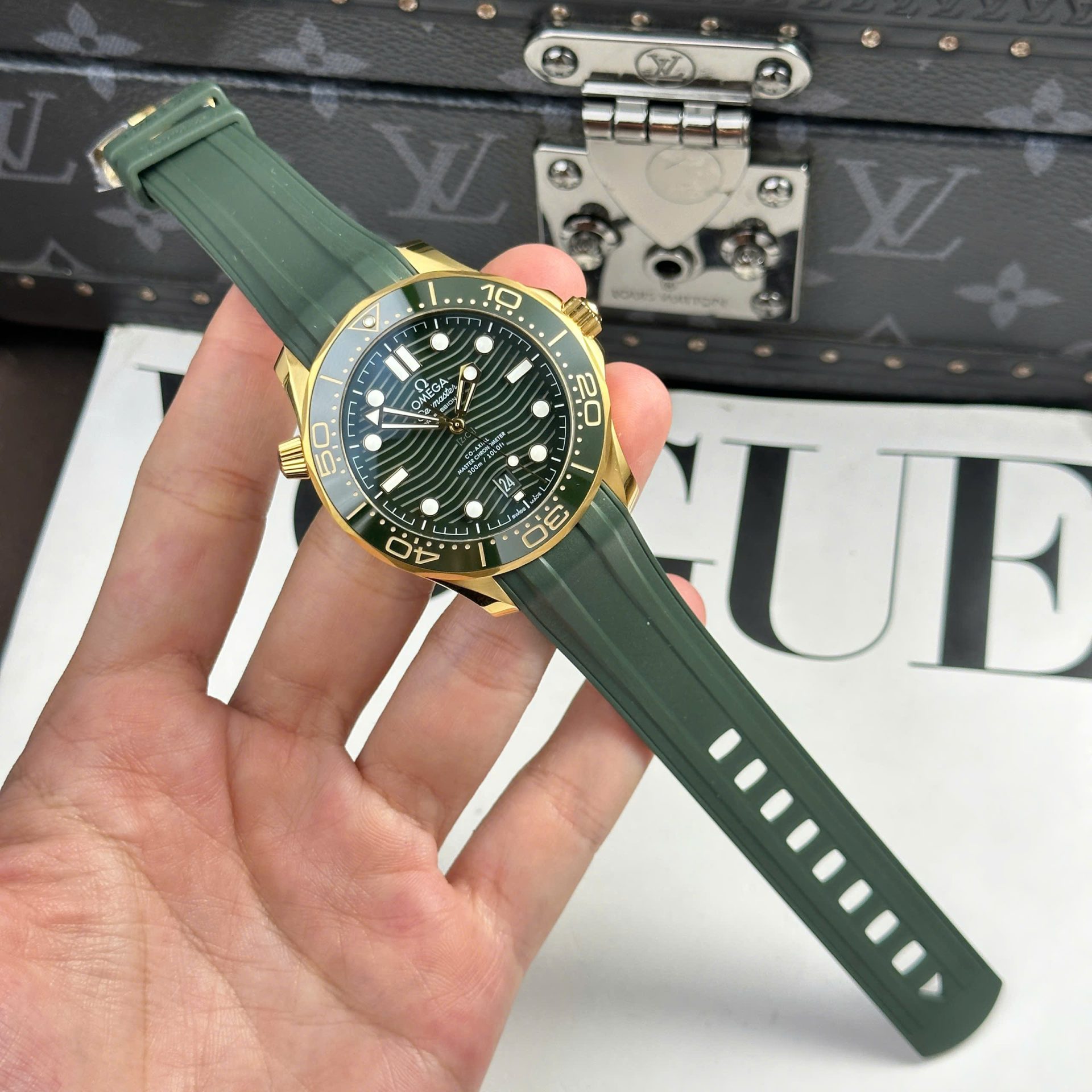 Omega Seamaster Diver 300M Replica Watches Dial Green VS Factory 42mm - Elite Watch Atelier