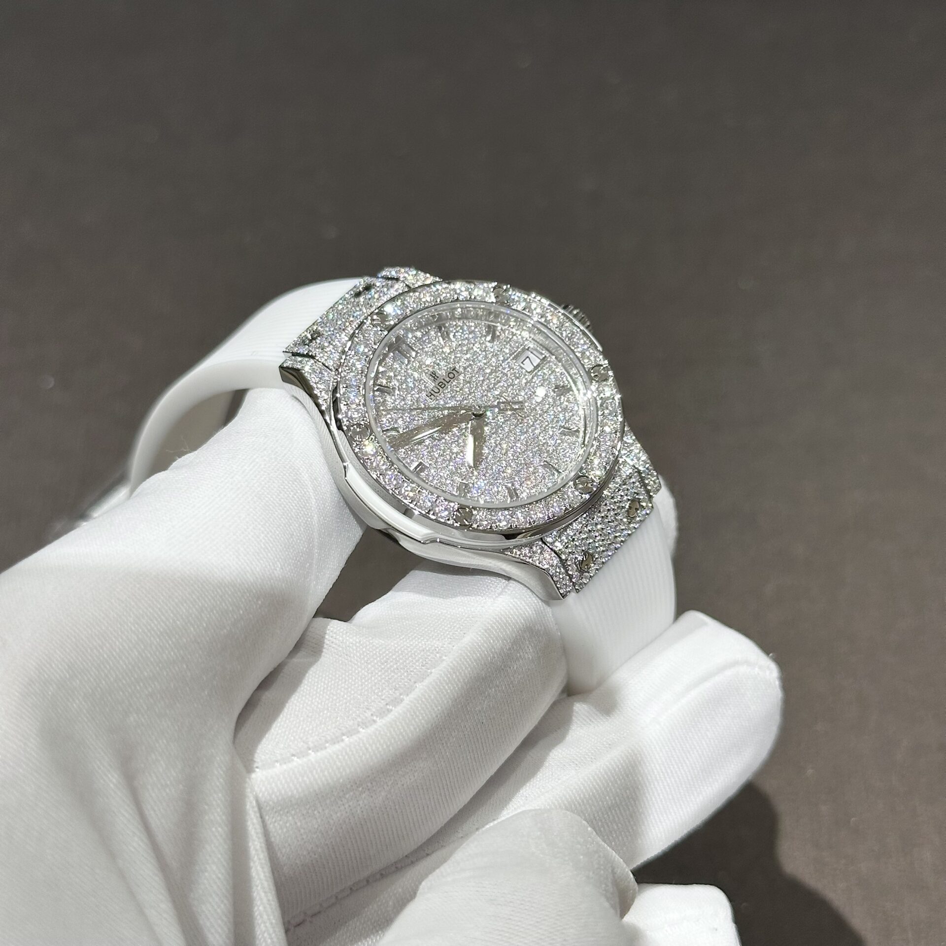 Hublot Classic Fusion Best Replica Watch White Full Moissanite Diamonds 33mm - Top club