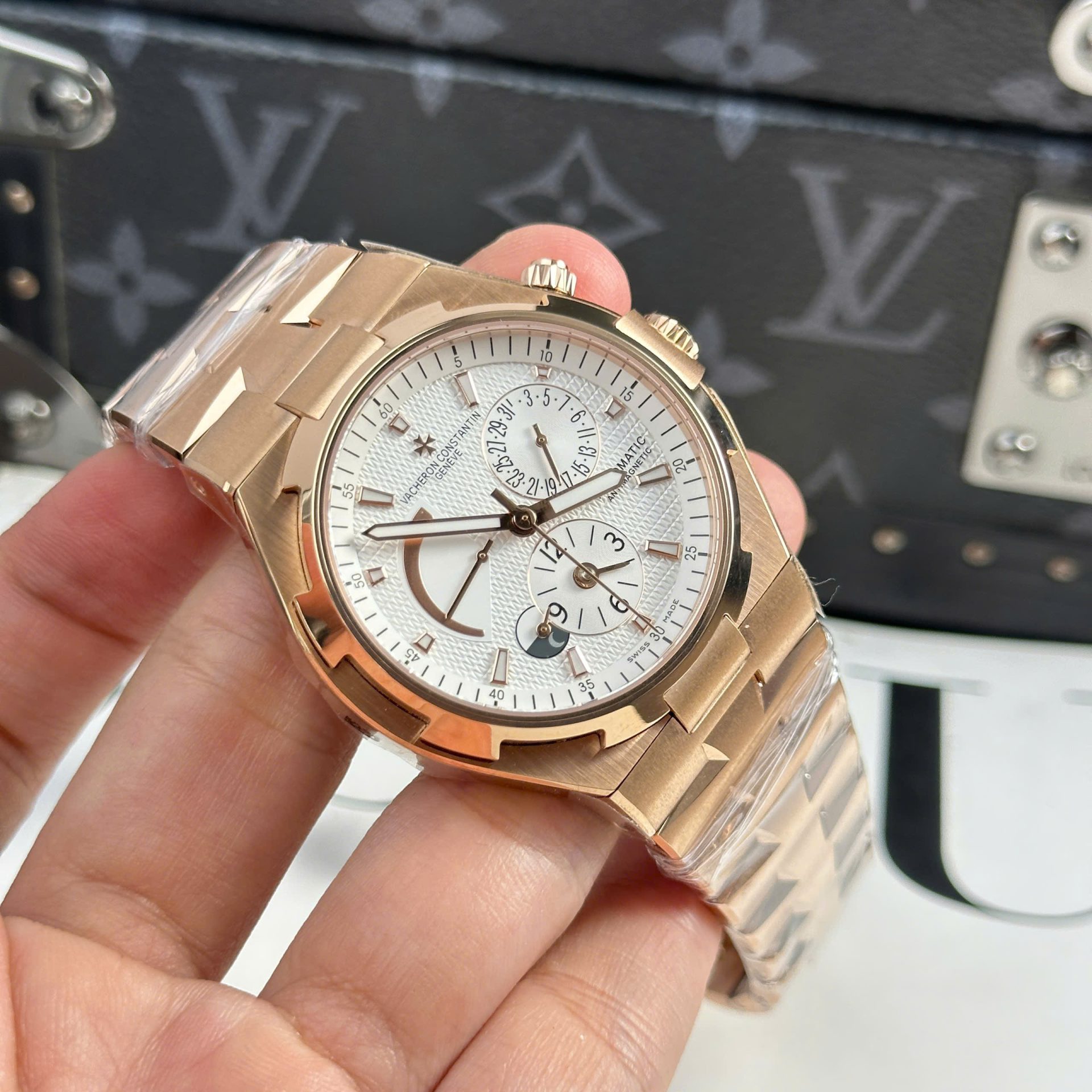 Vacheron Constantin Fake Watch Overseas Dual Time 47450 White Dial 9F Factory 42mm - Top club
