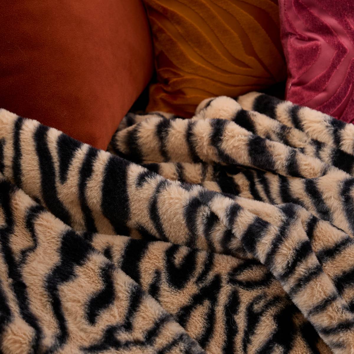 "Orana" Faux Fur Printed Throw Black, 160x120 cm