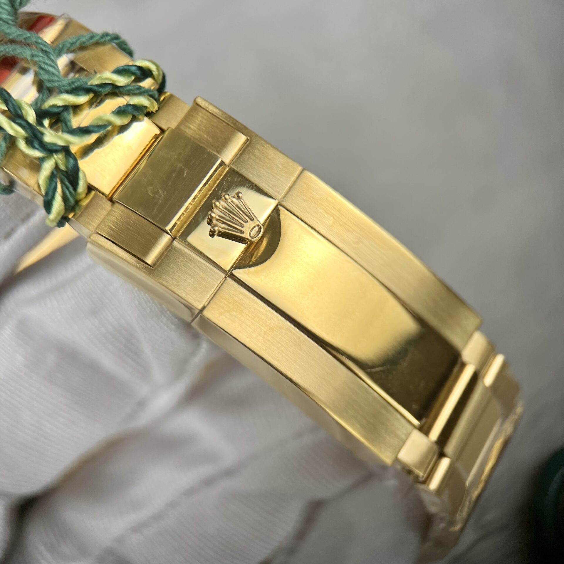 Rolex Replica 1:1 Watch Daytona Rainbow Yellow Gold Plated With Stone 40mm - Elite Watch Atelier