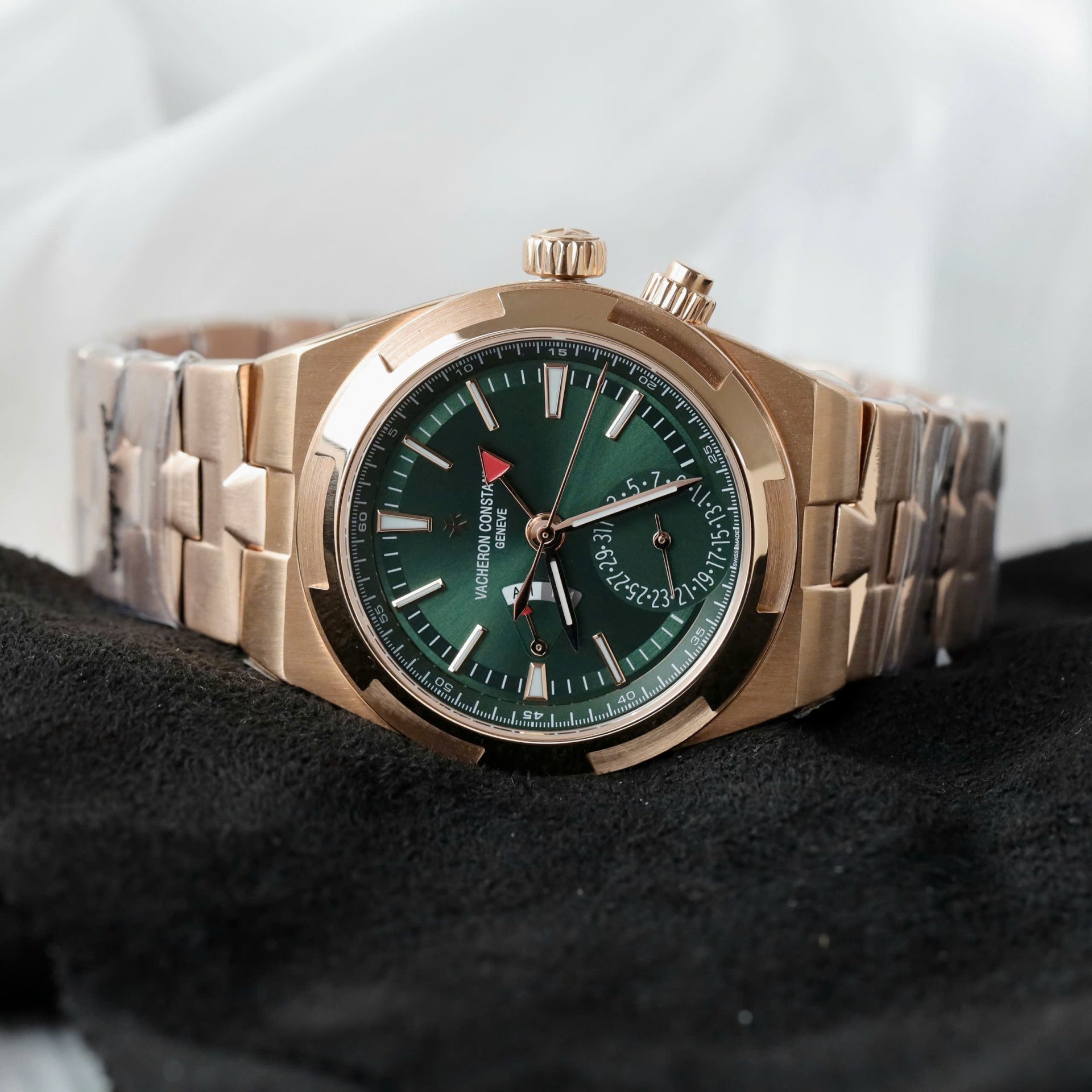 Vacheron Constantin Overseas Dual Time 7920V Replica Watch Dial Green 41mm - Elite Watch Atelier