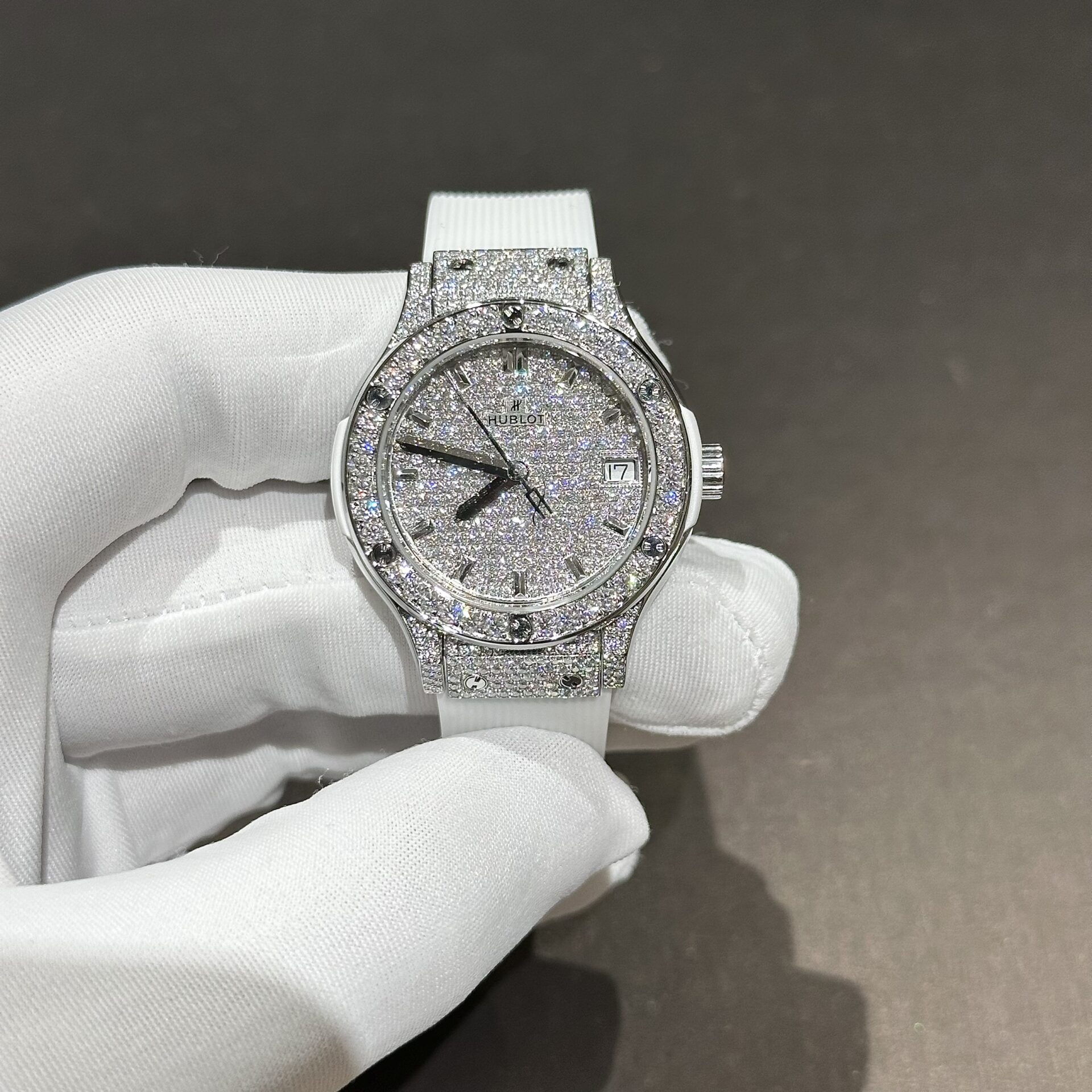 Hublot Classic Fusion Best Replica Watch White Full Moissanite Diamonds 33mm - Elite Watch Atelier